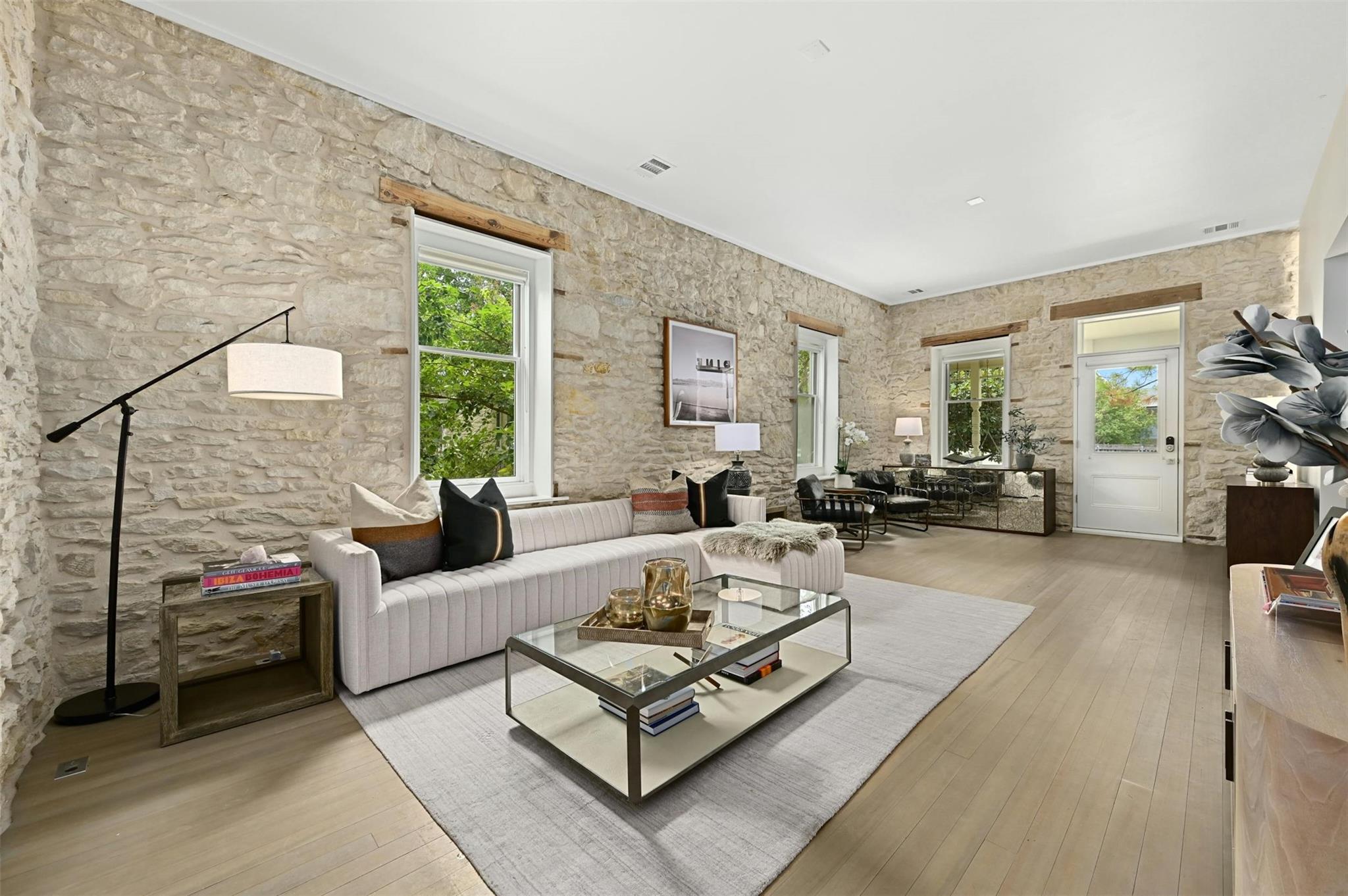 1112 W 10 ST