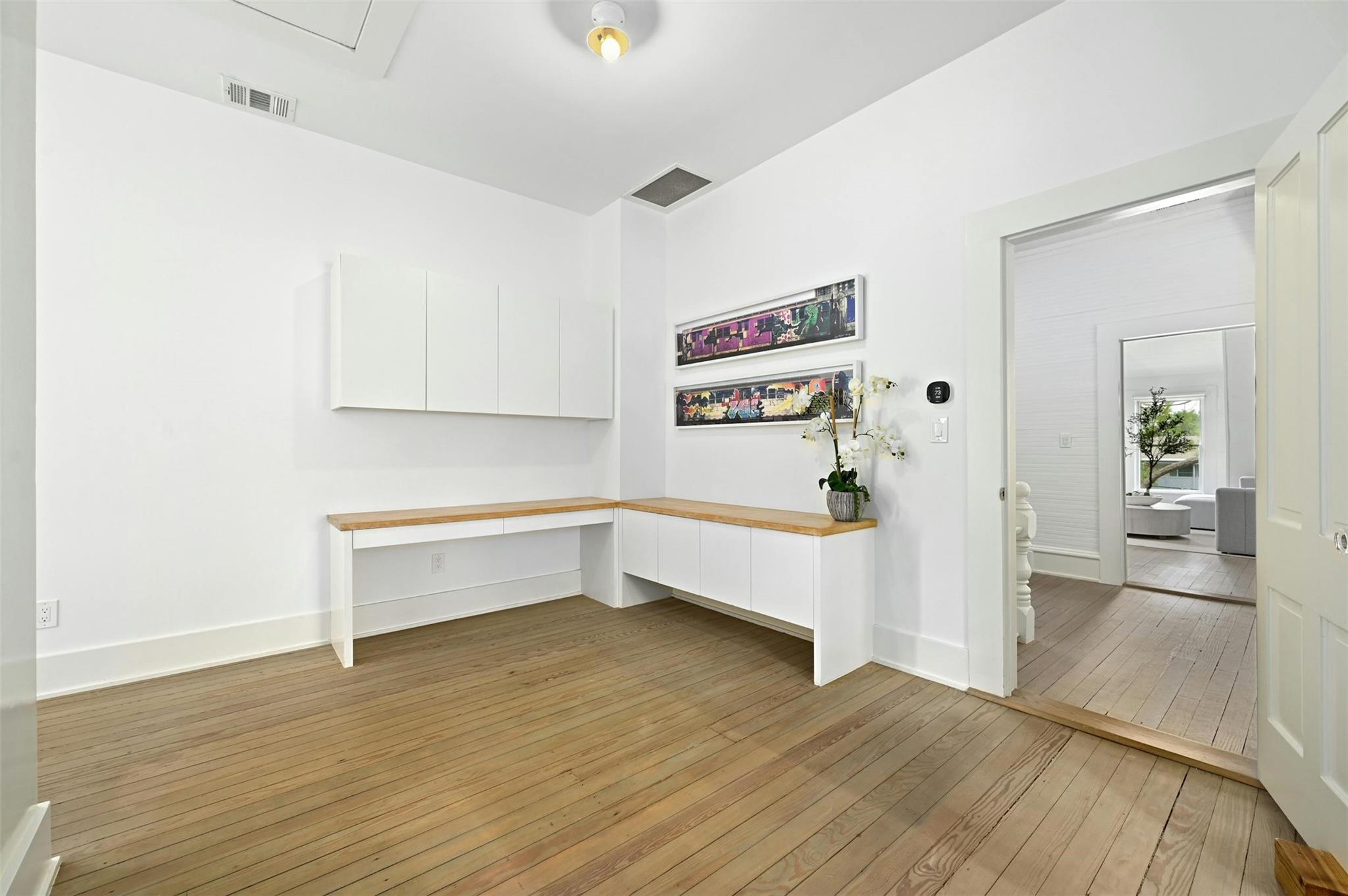 1112 W 10 ST