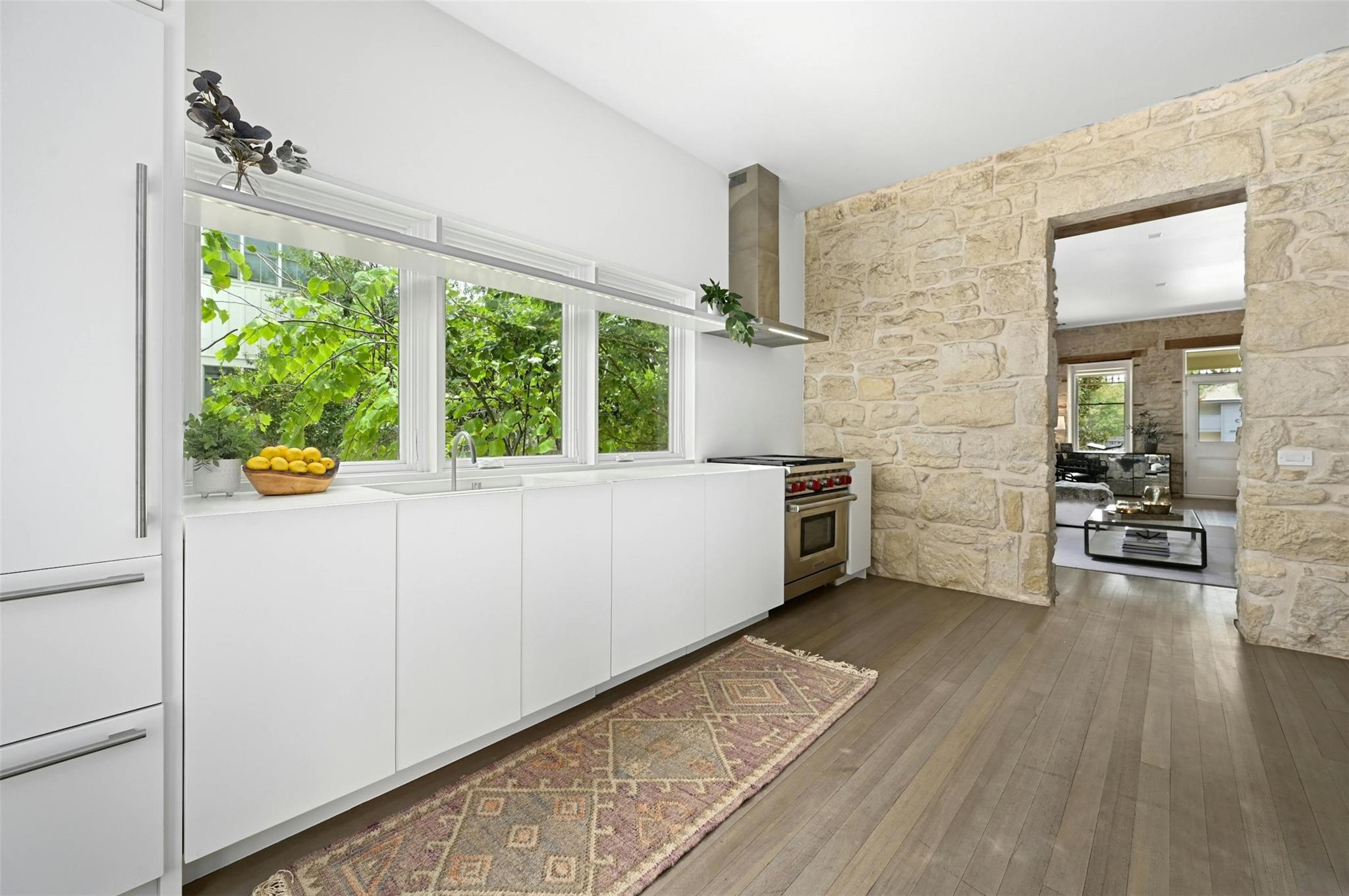 1112 W 10 ST