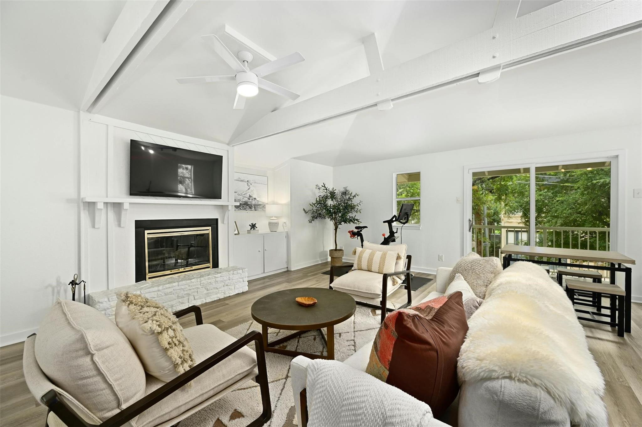 1112 W 10 ST