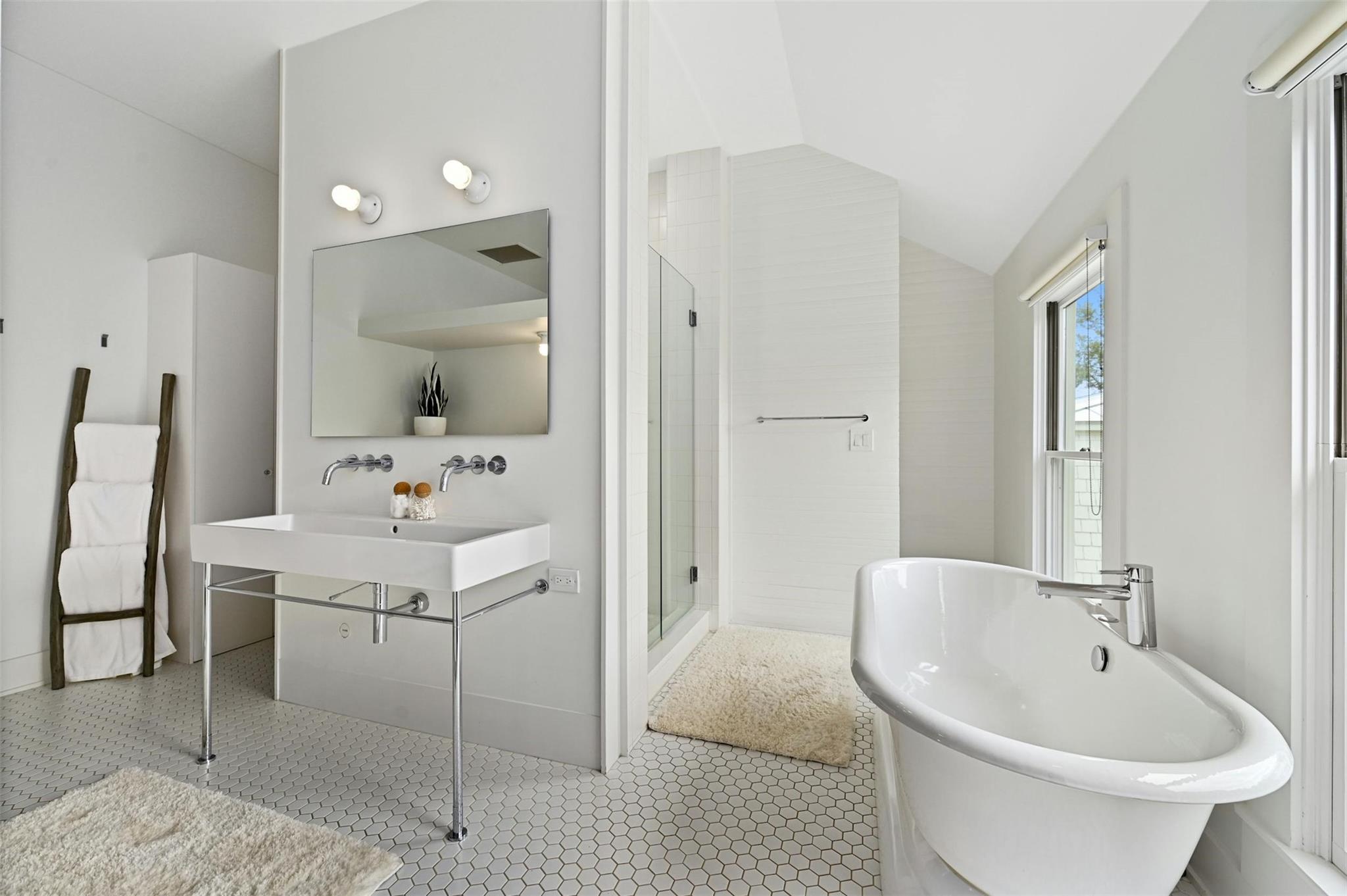 1112 W 10 ST