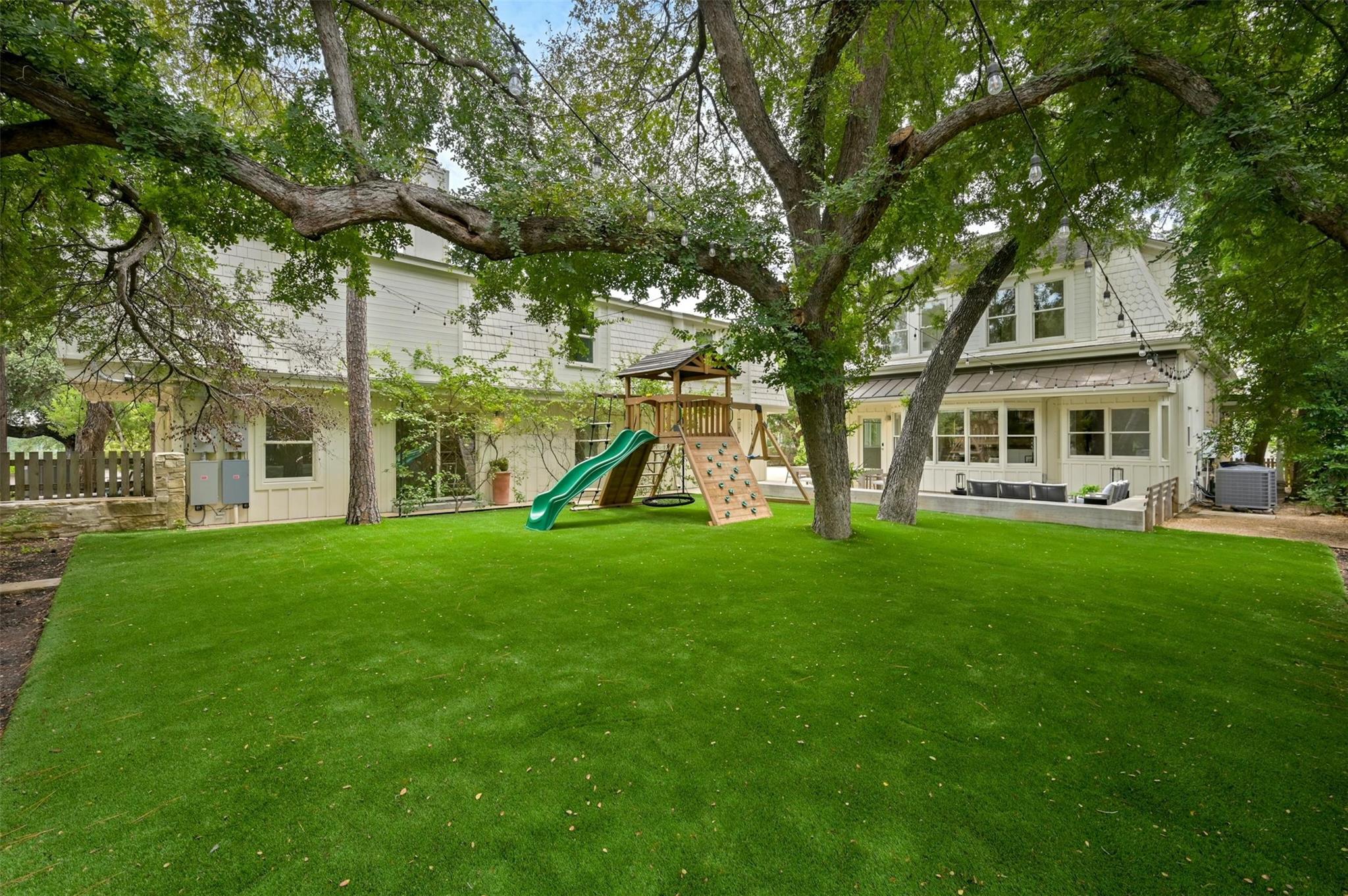 1112 W 10 ST