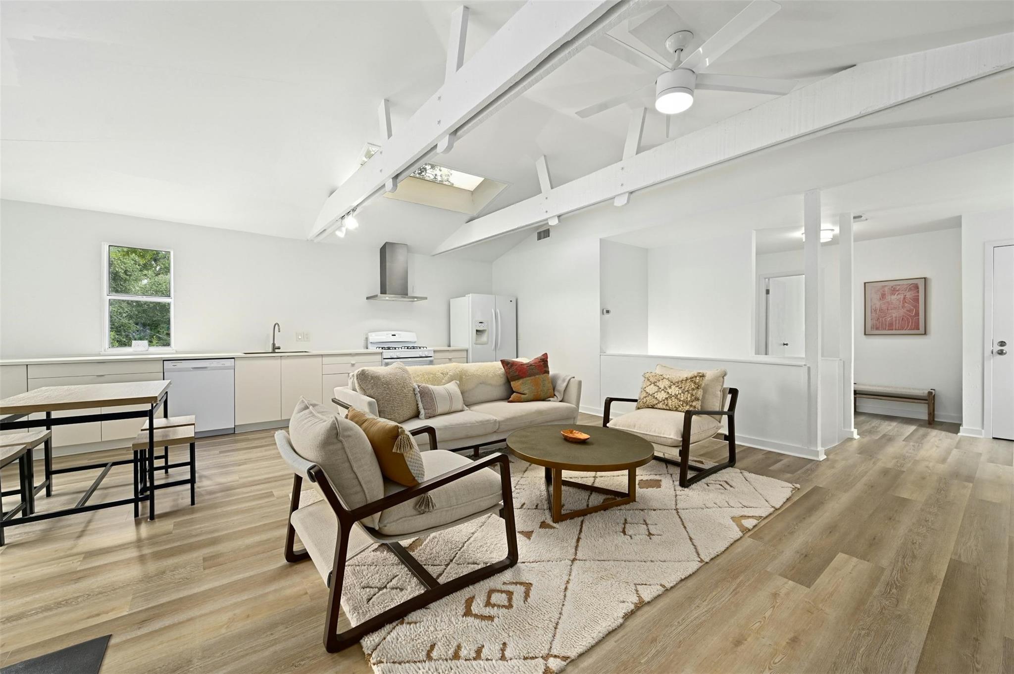 1112 W 10 ST
