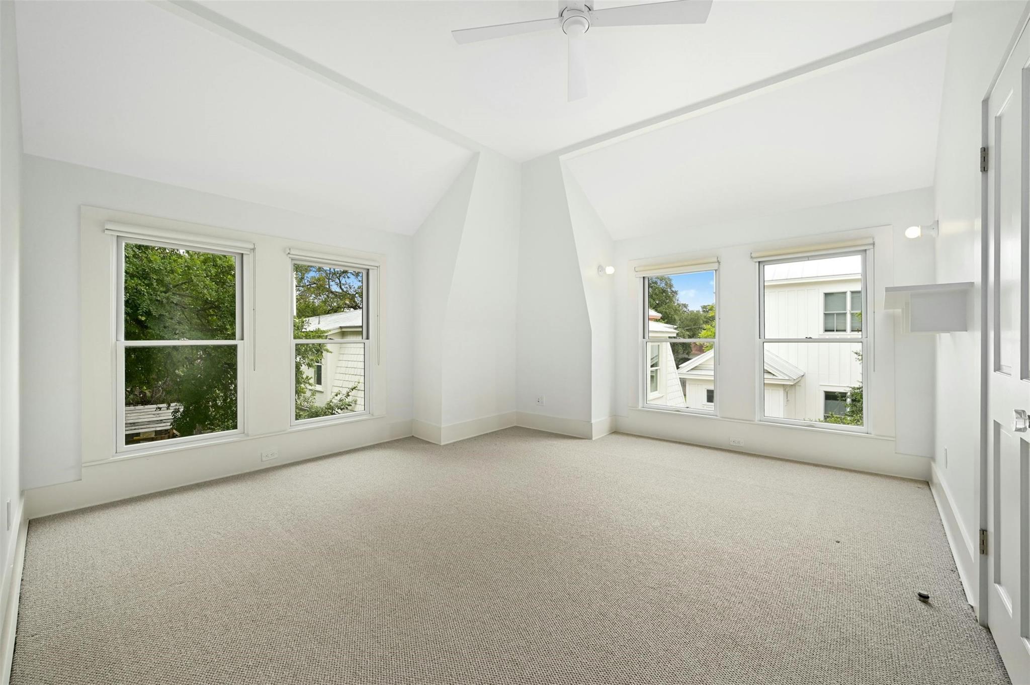 1112 W 10 ST