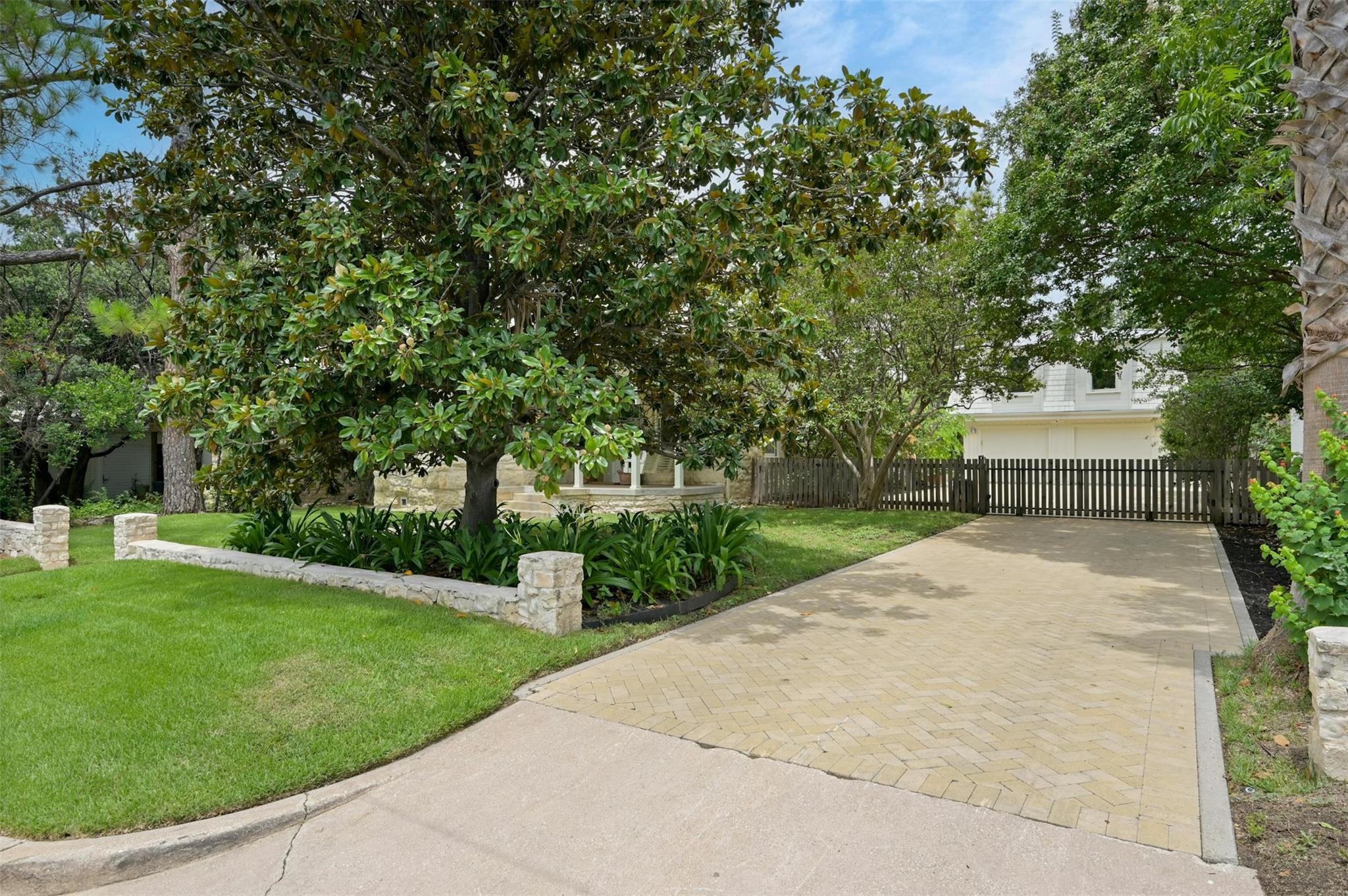 1112 W 10 ST