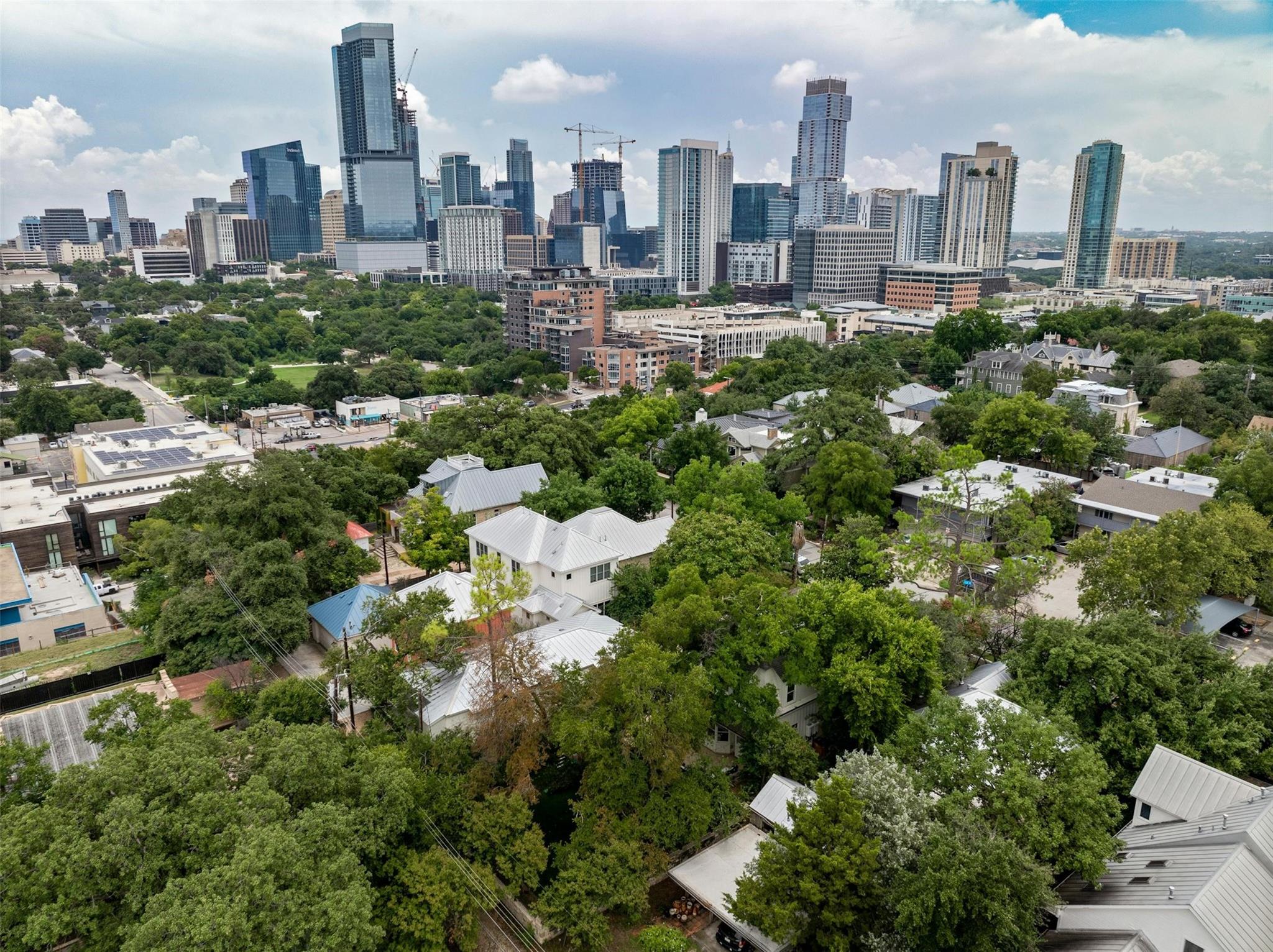 1112 W 10 ST
