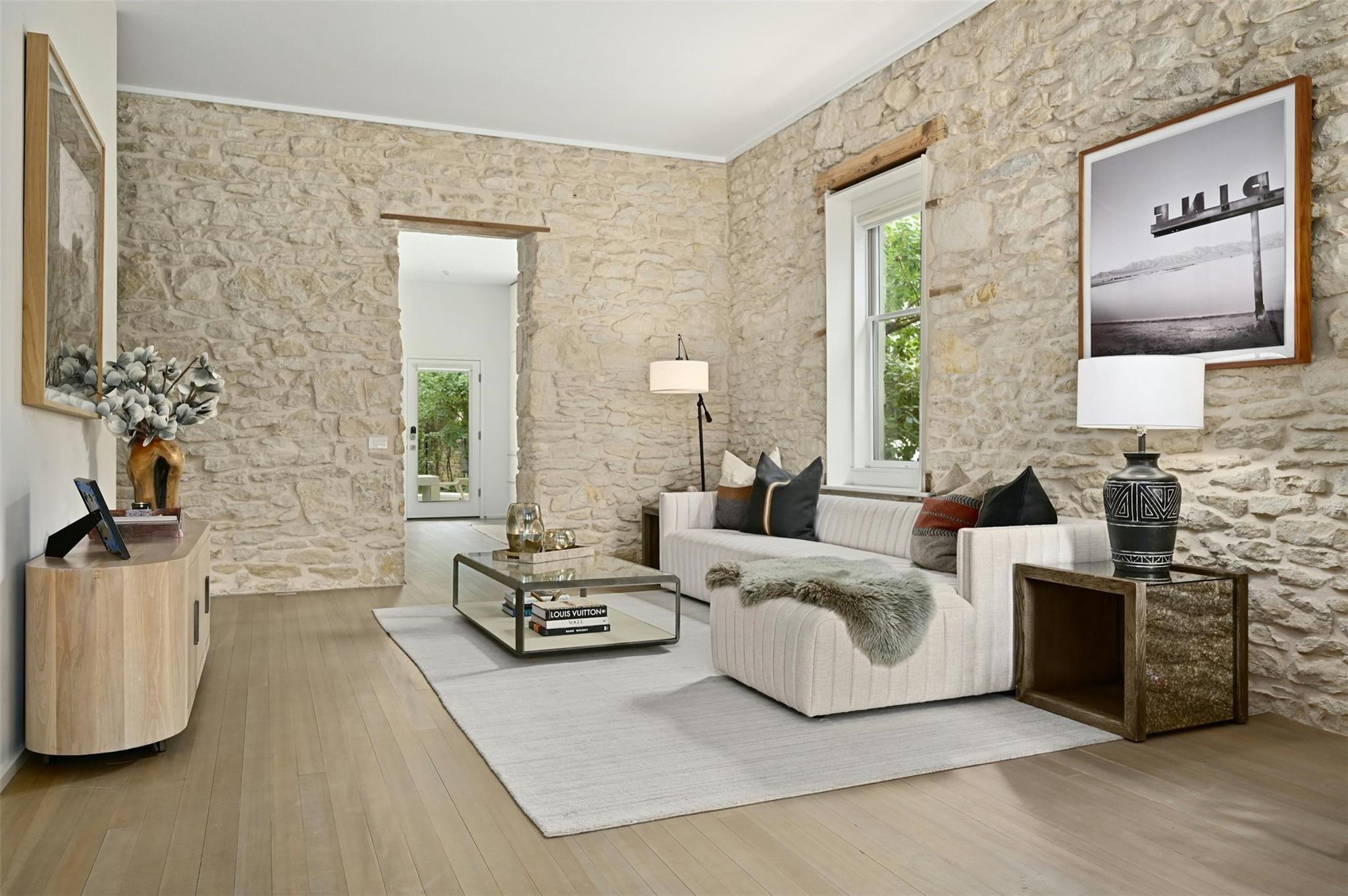 1112 W 10 ST