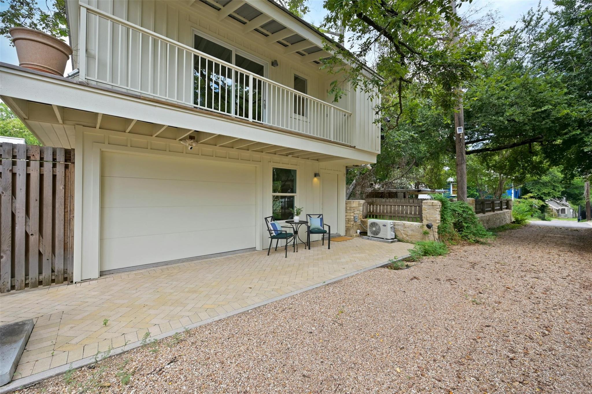 1112 W 10 ST