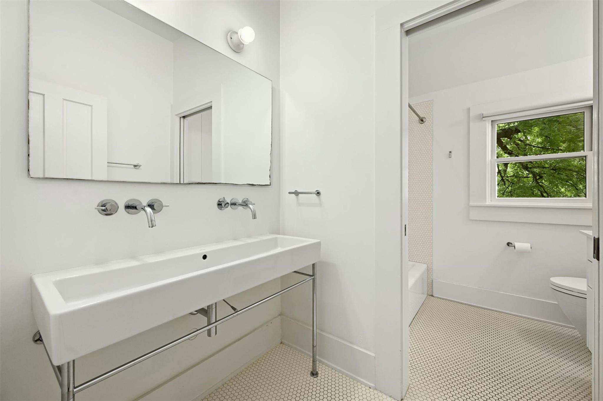 1112 W 10 ST