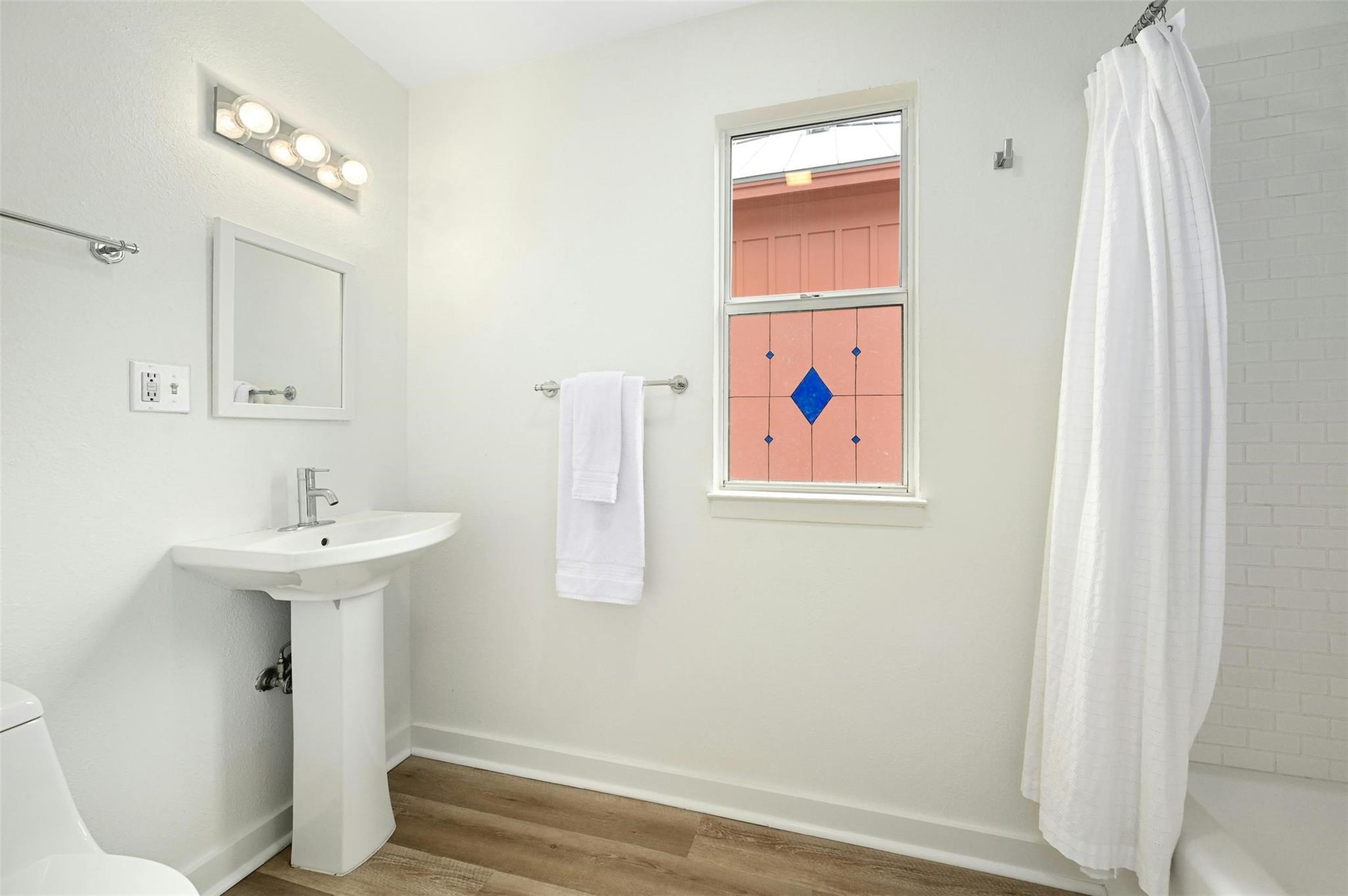 1112 W 10 ST