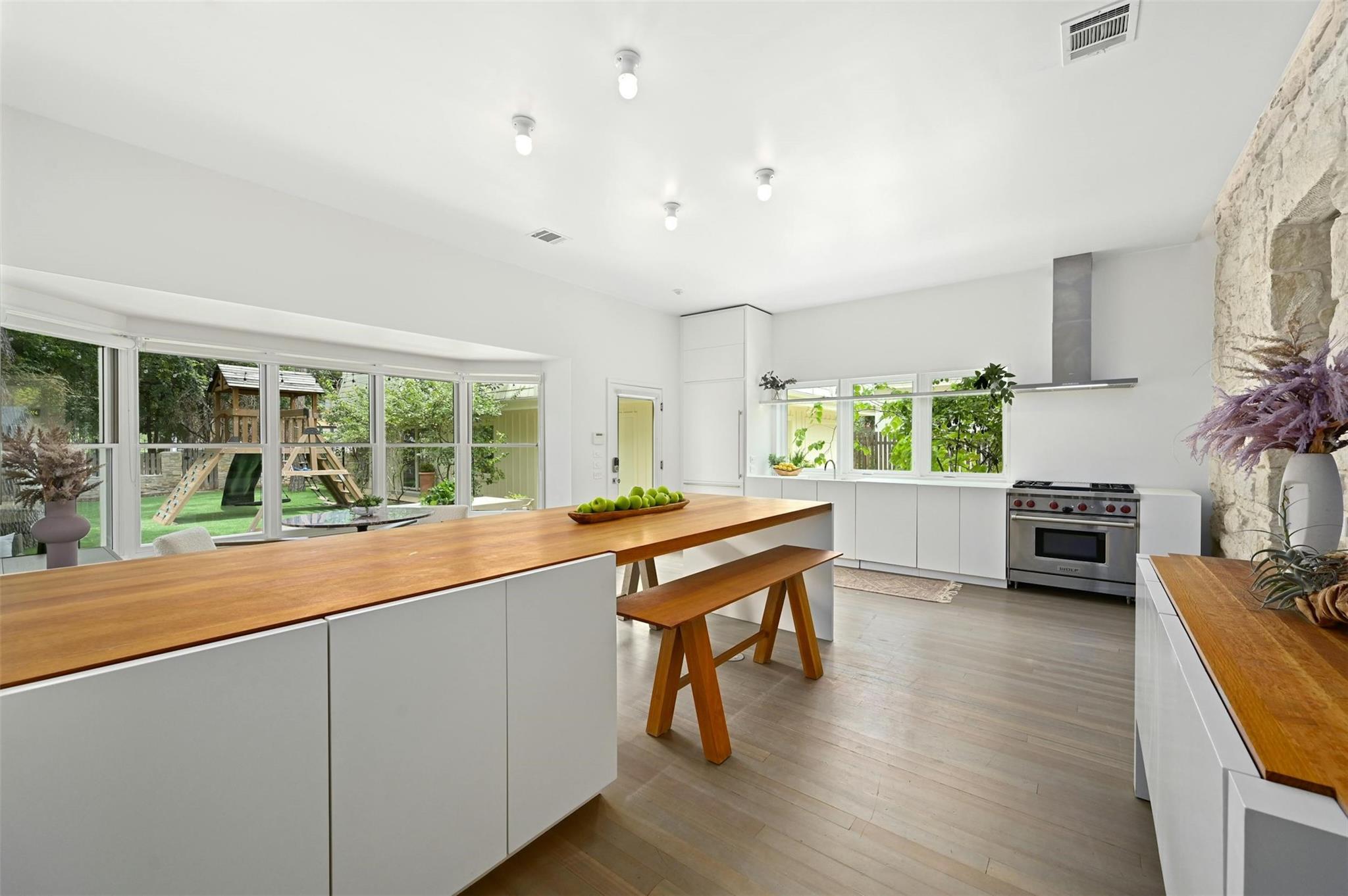 1112 W 10 ST