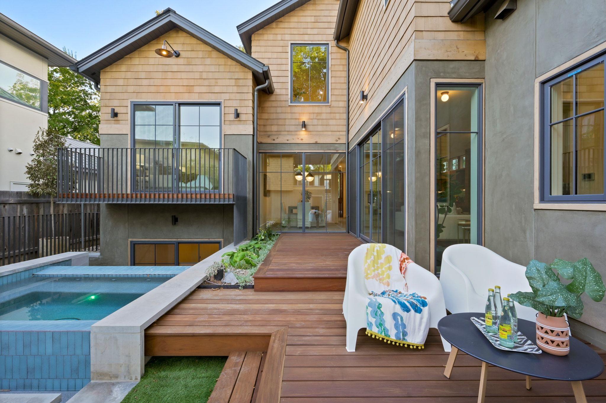 706 W Johanna ST