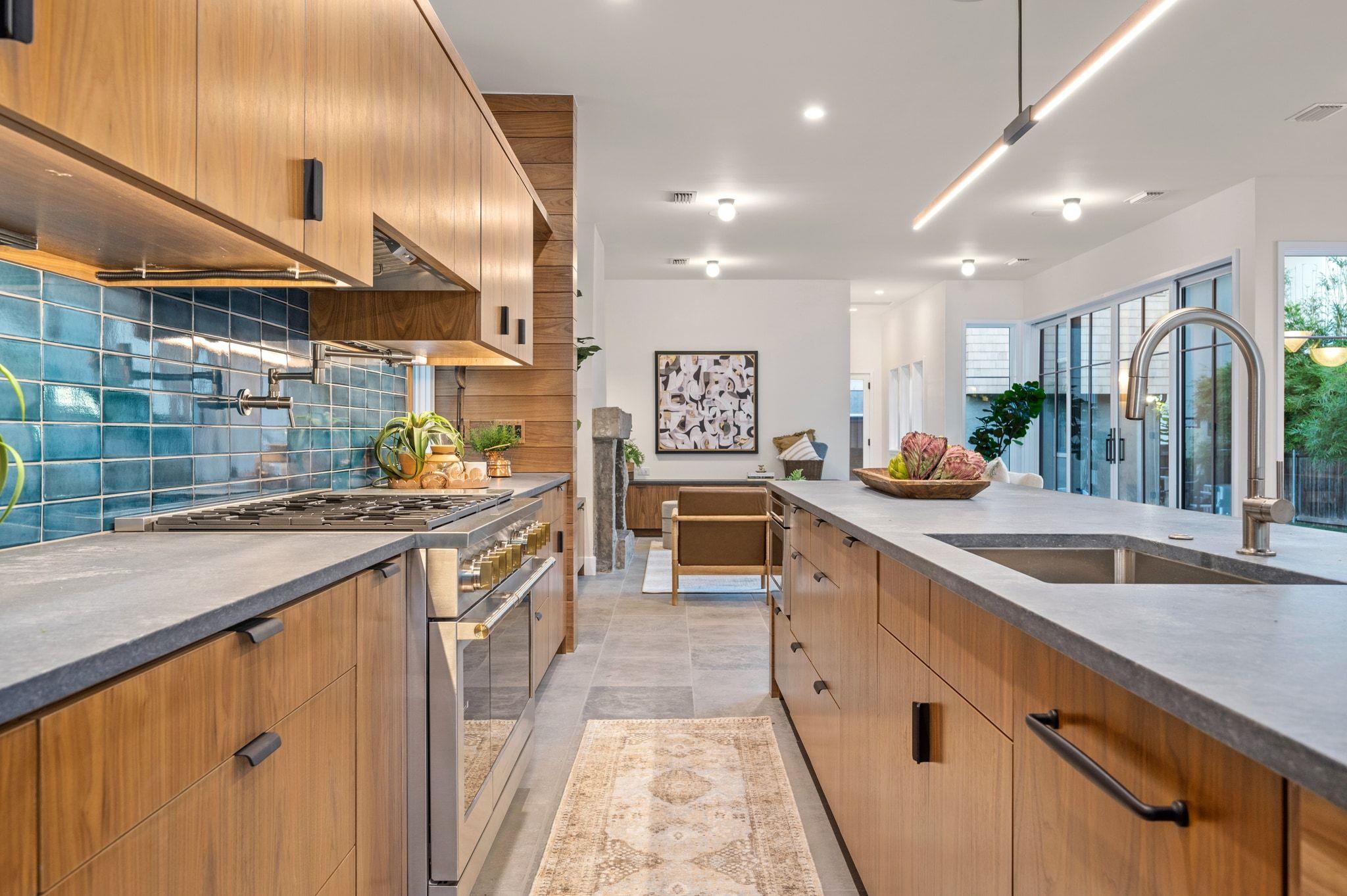706 W Johanna ST