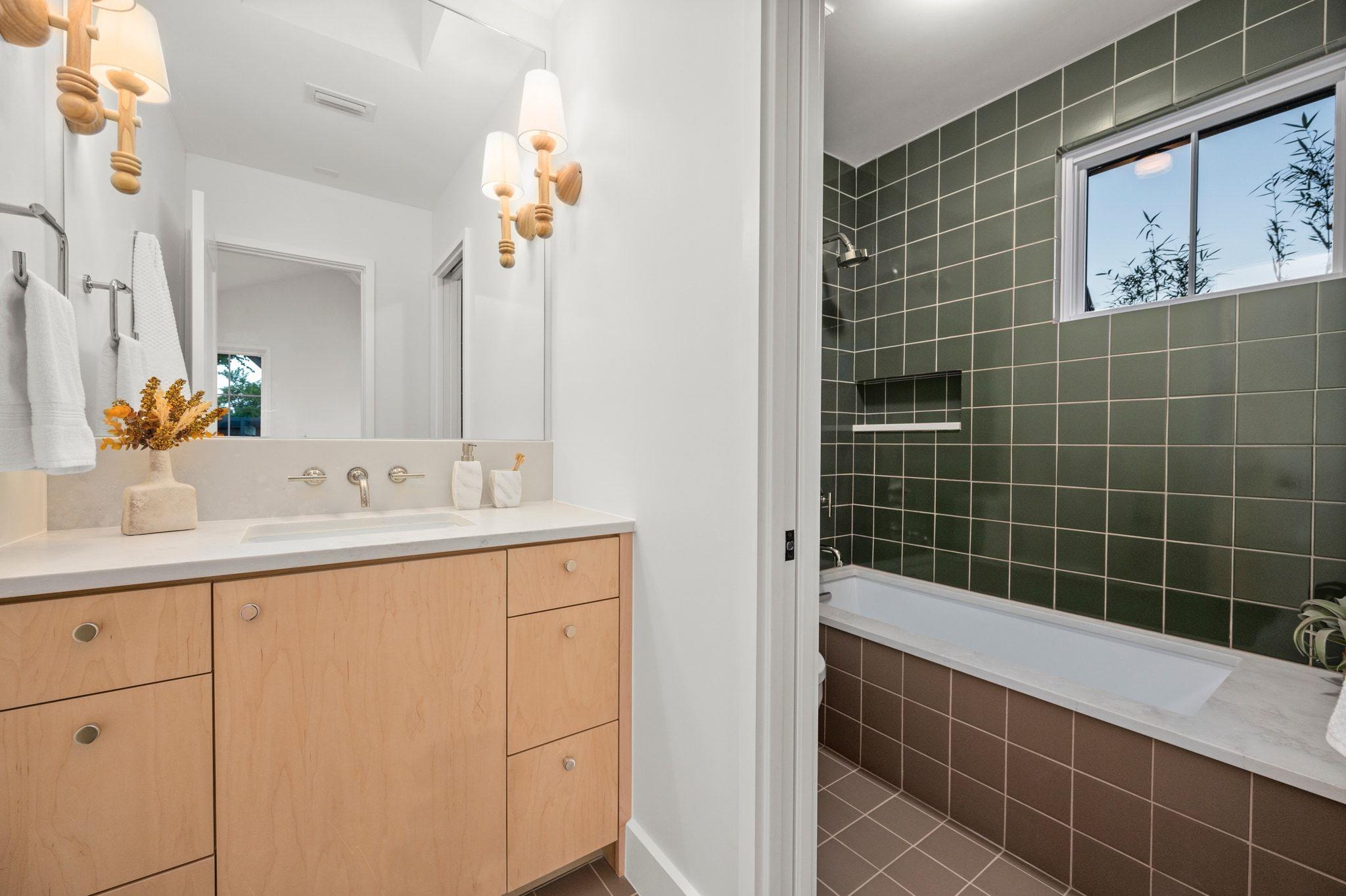 706 W Johanna ST