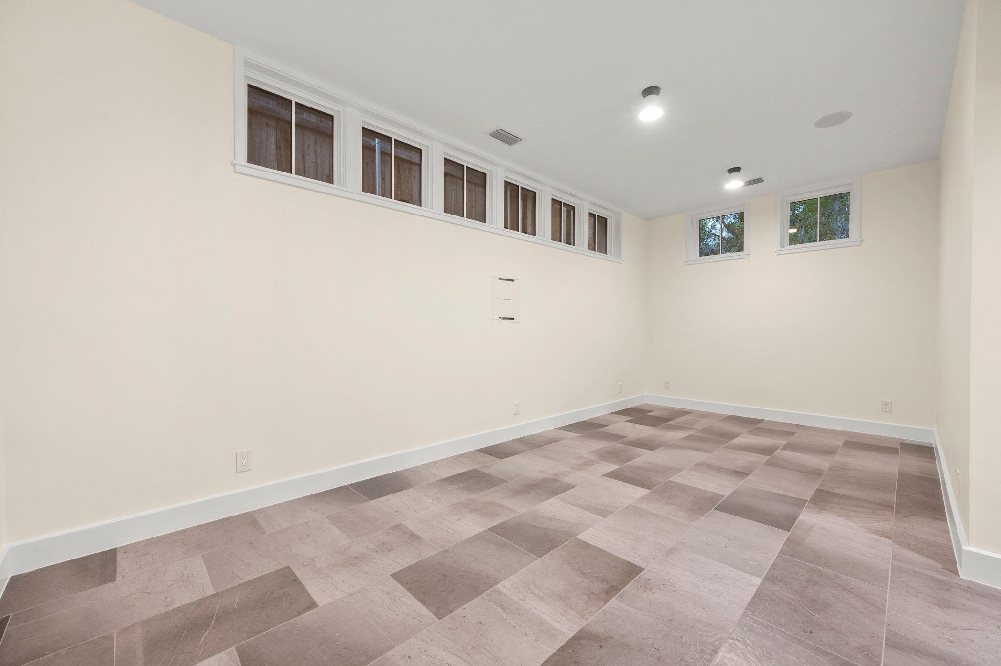 706 W Johanna ST