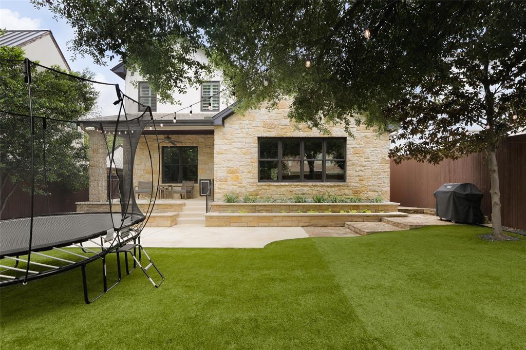 2106 Townes LN