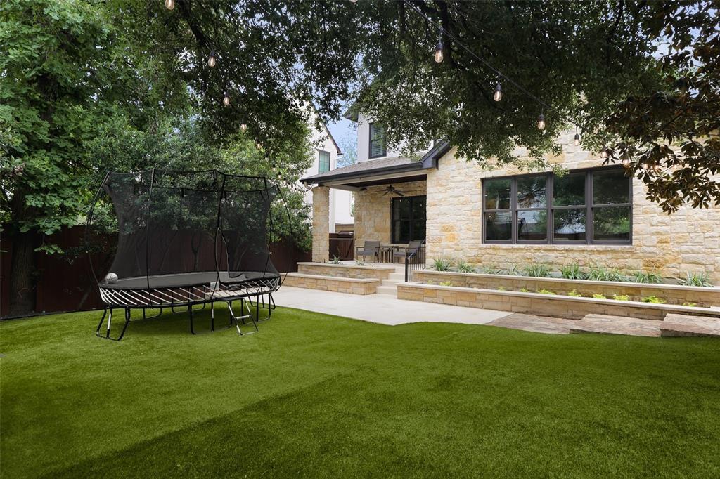 2106 Townes LN