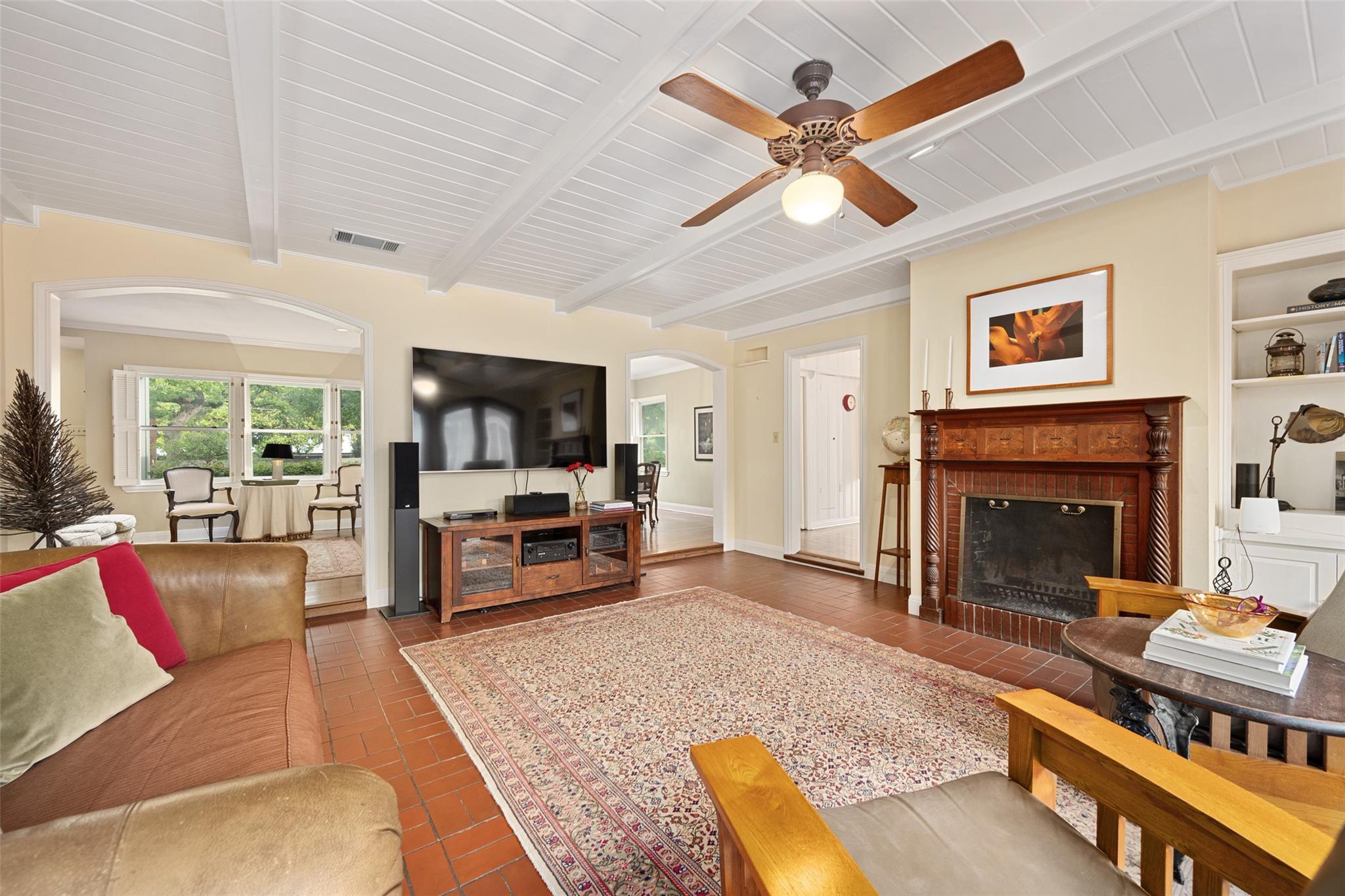1311 Kent LN