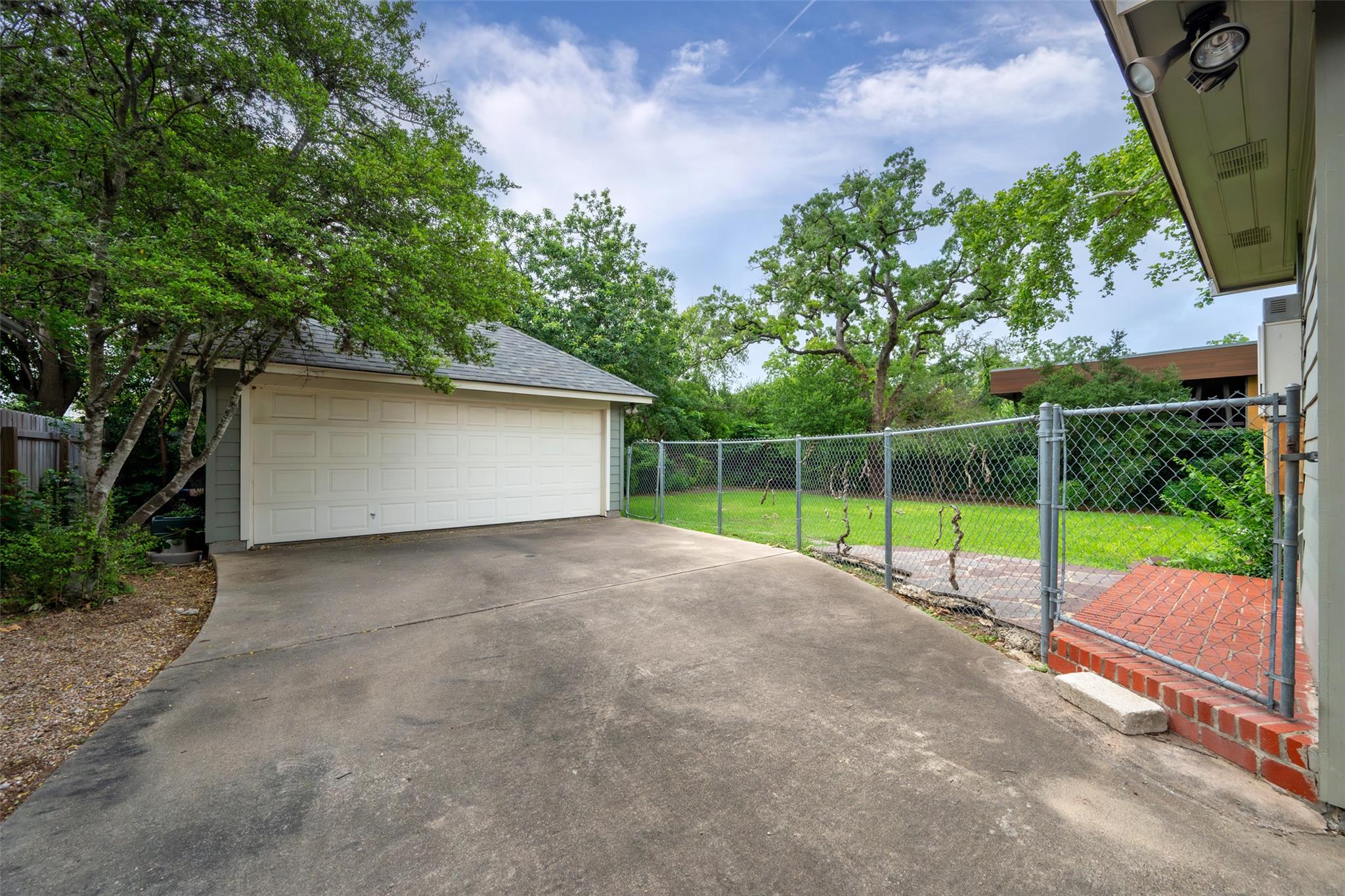 1311 Kent LN