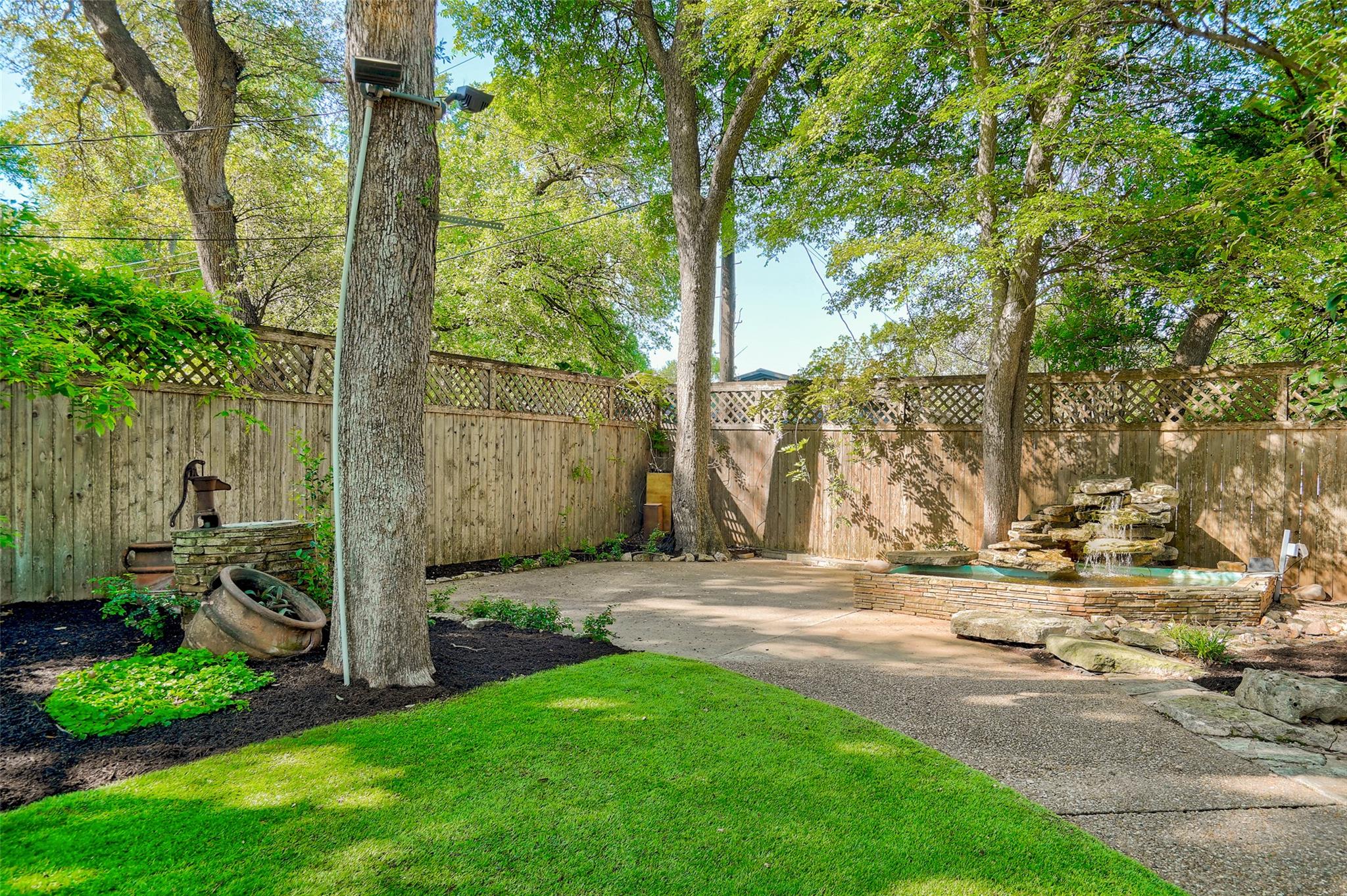 4914 Strass DR