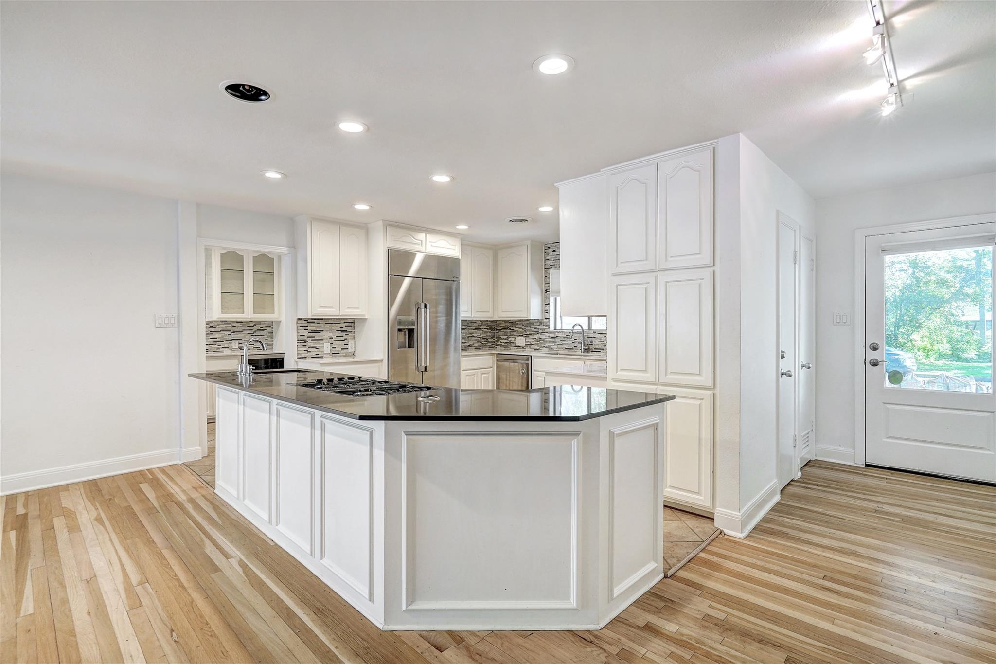 4914 Strass DR