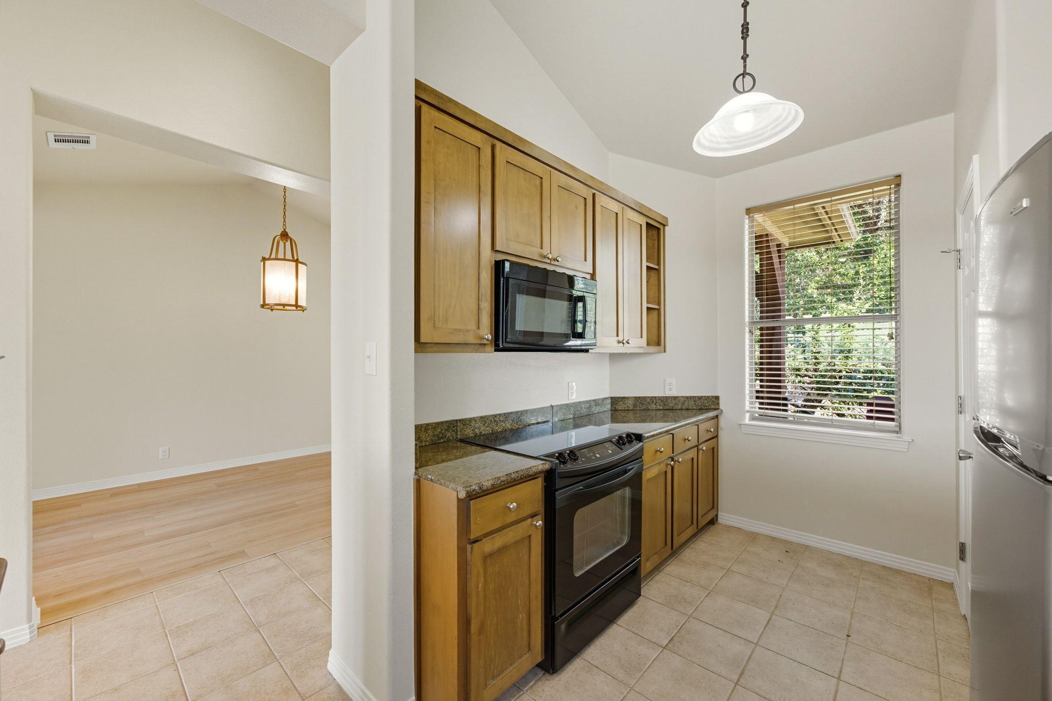 1101 OAK HURST RD # 201