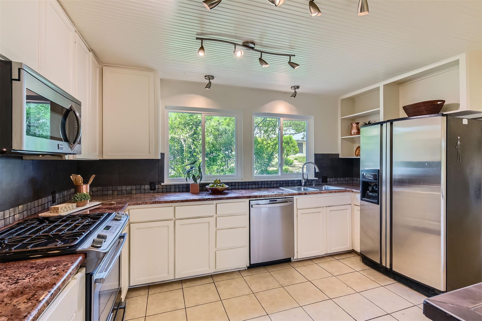 1901 Cresthaven DR
