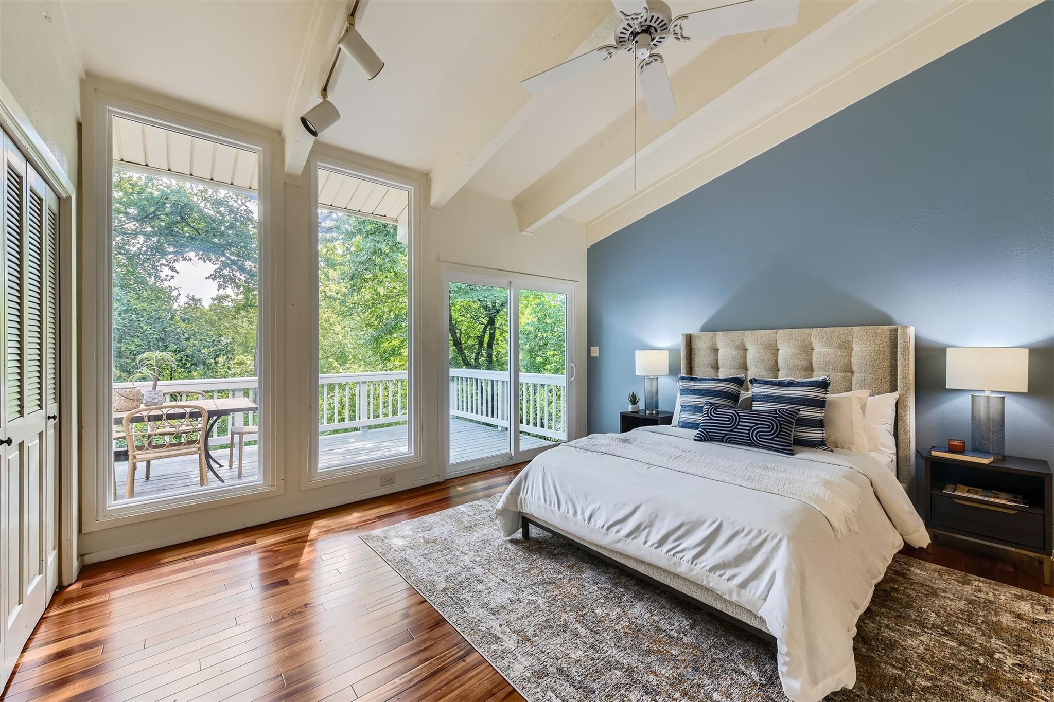1901 Cresthaven DR