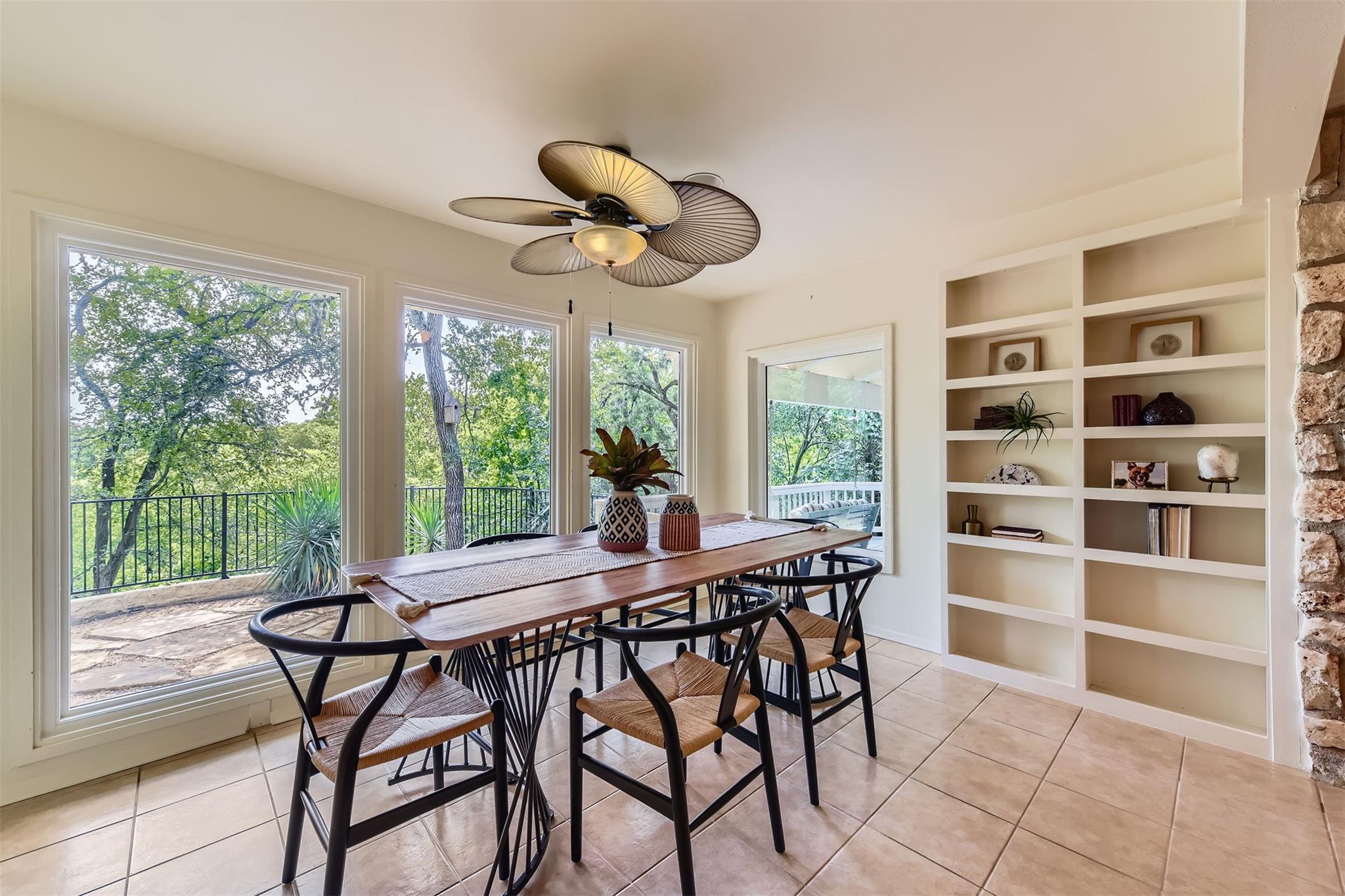 1901 Cresthaven DR