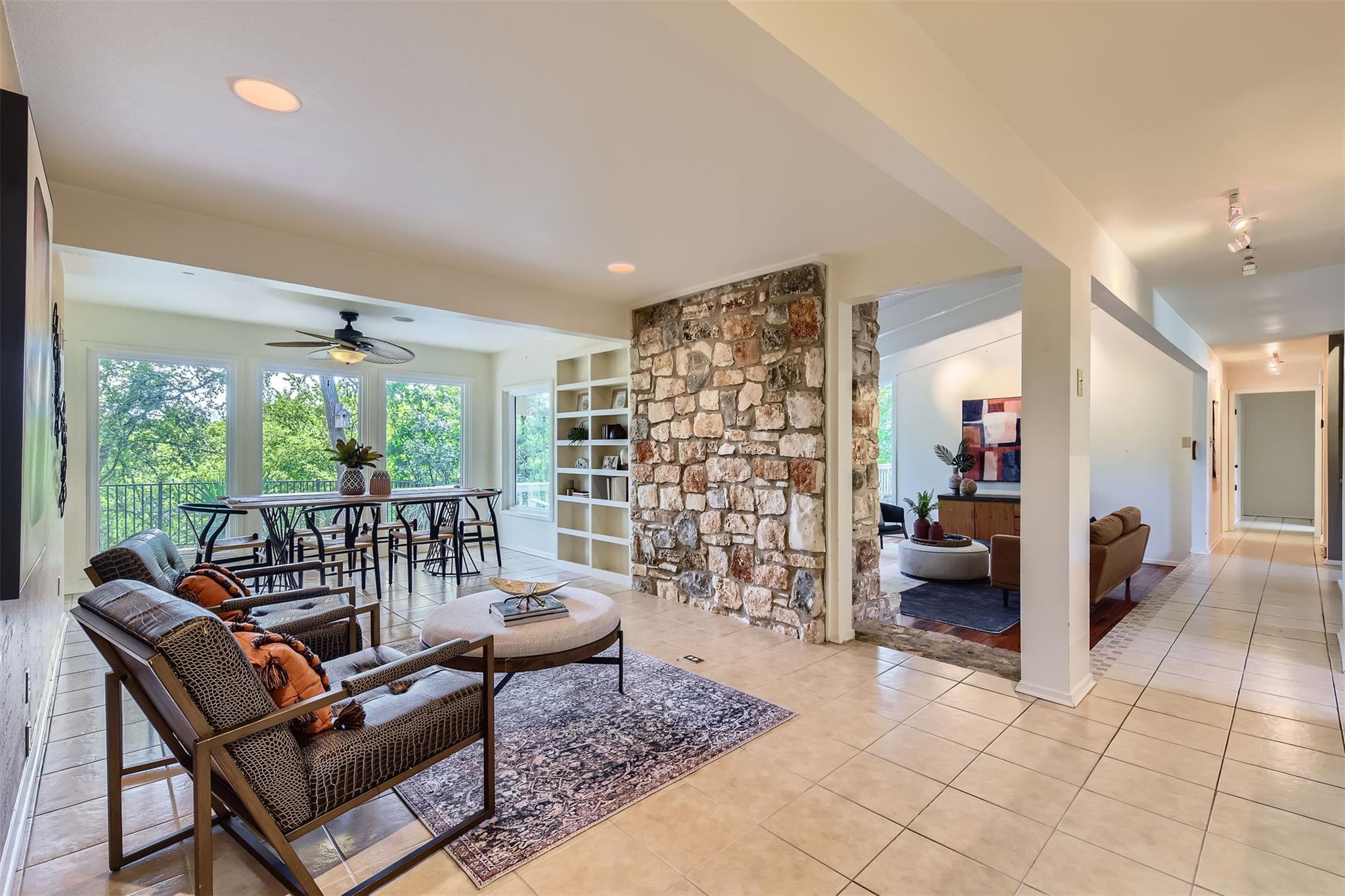 1901 Cresthaven DR