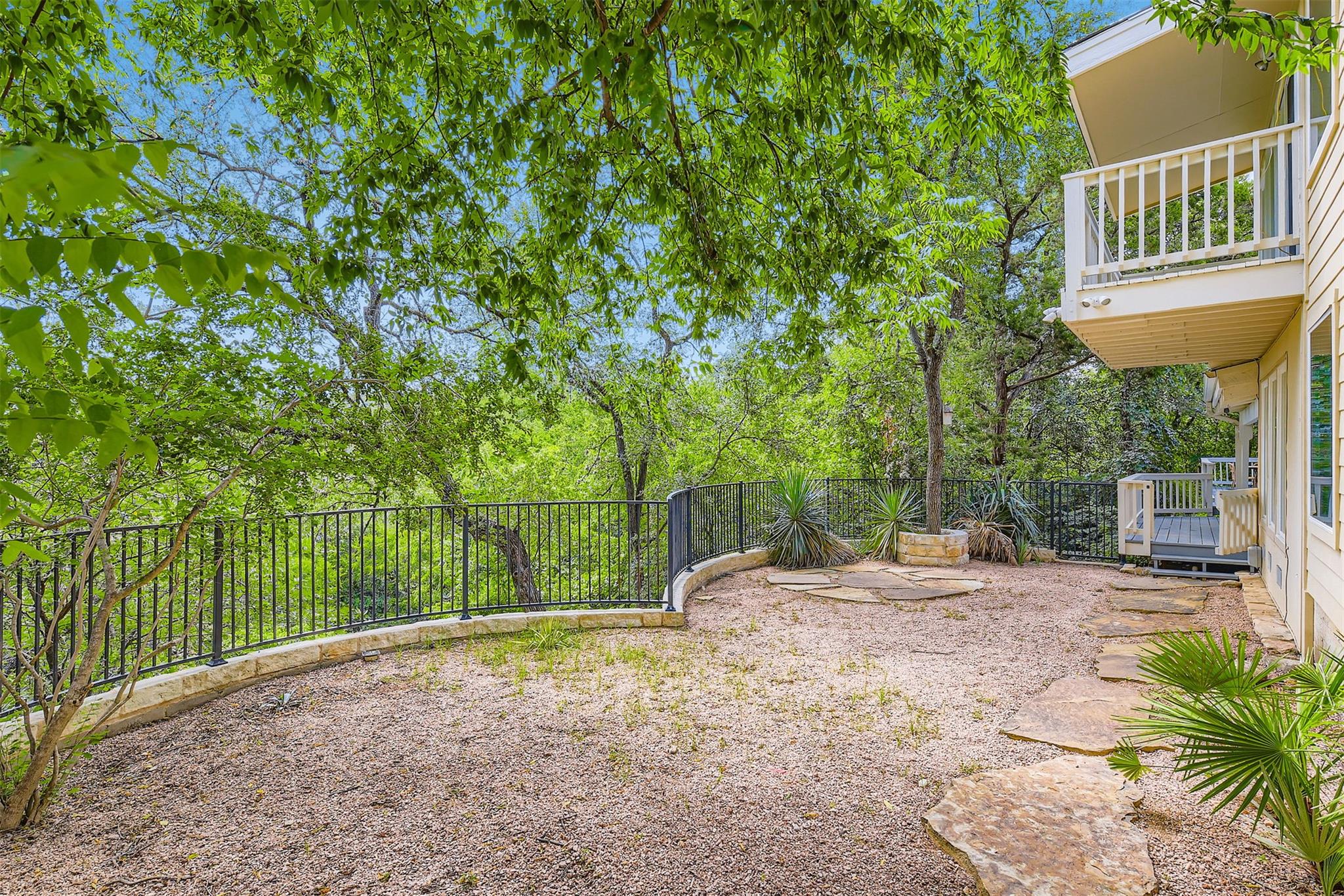1901 Cresthaven DR