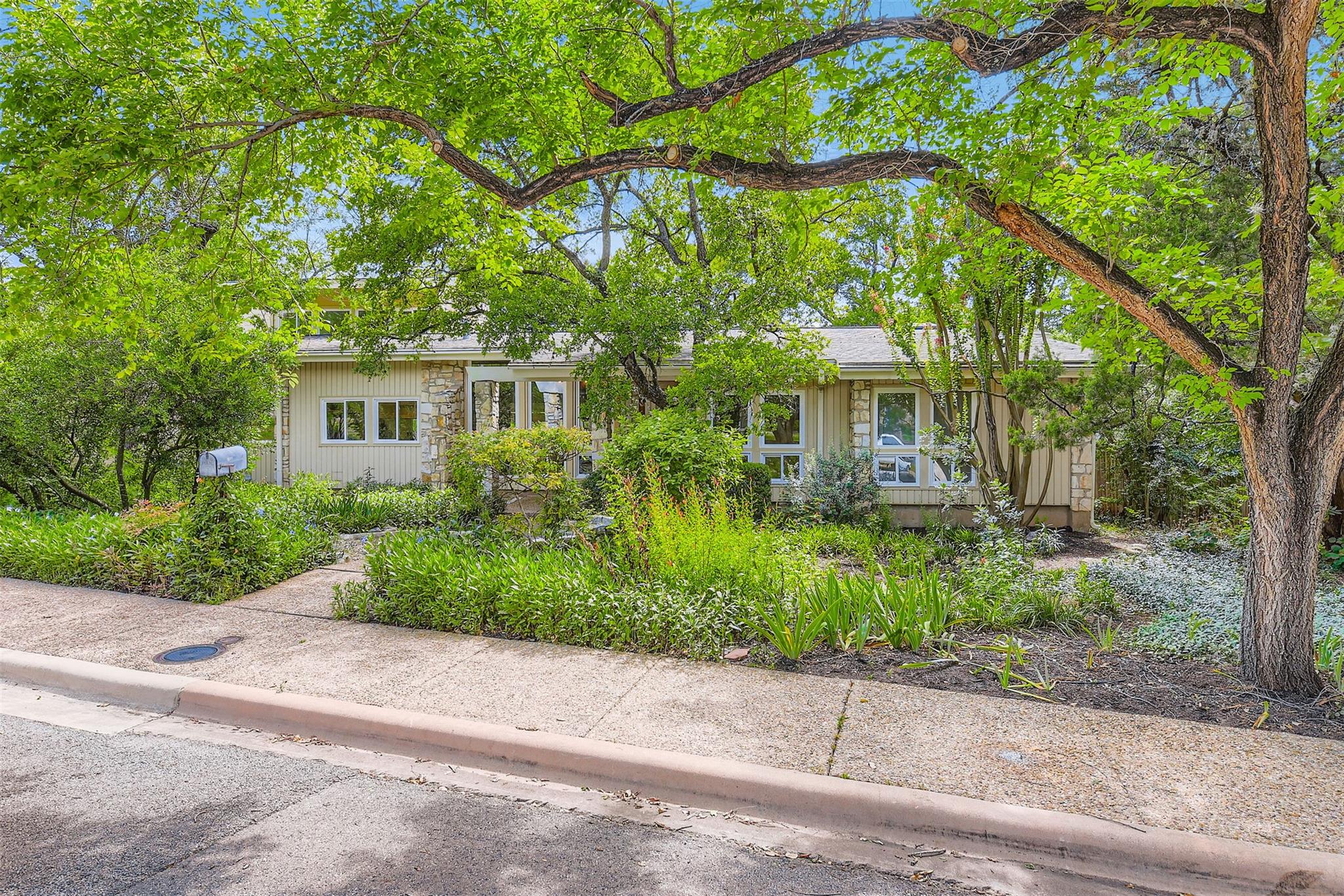 1901 Cresthaven DR