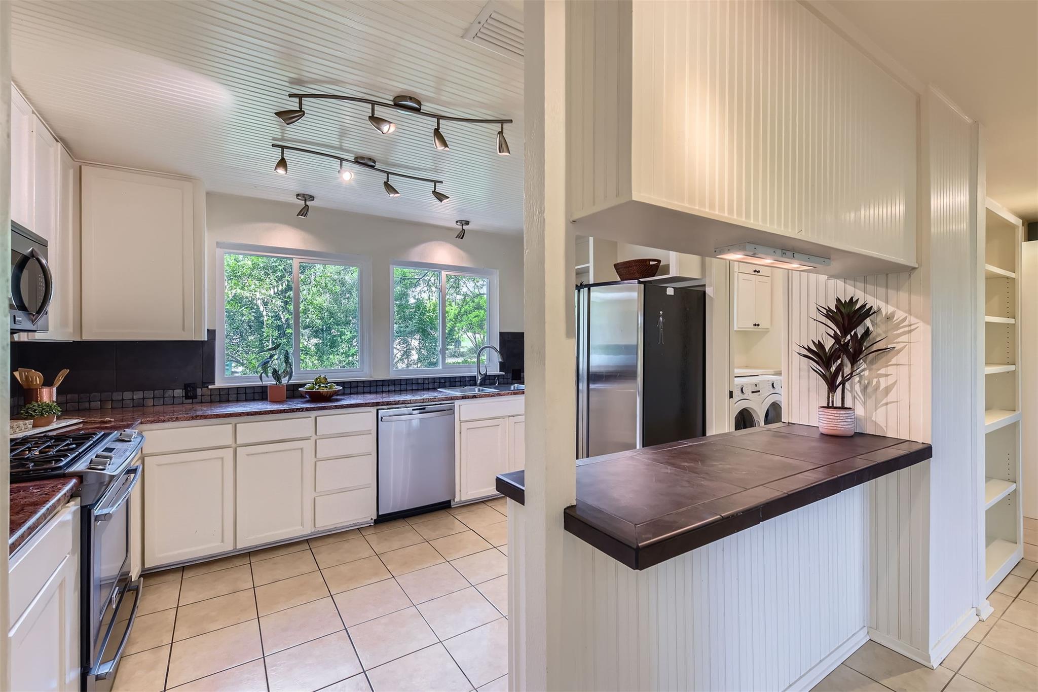 1901 Cresthaven DR