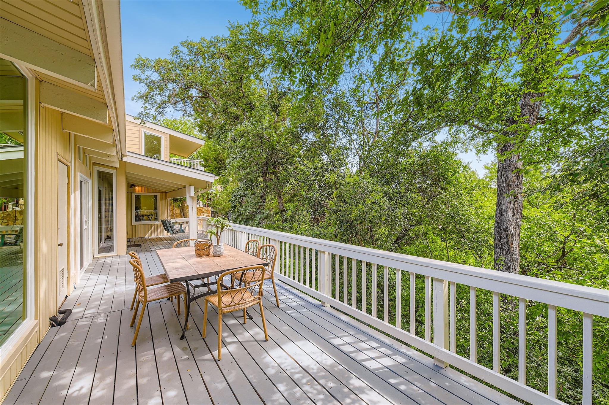 1901 Cresthaven DR