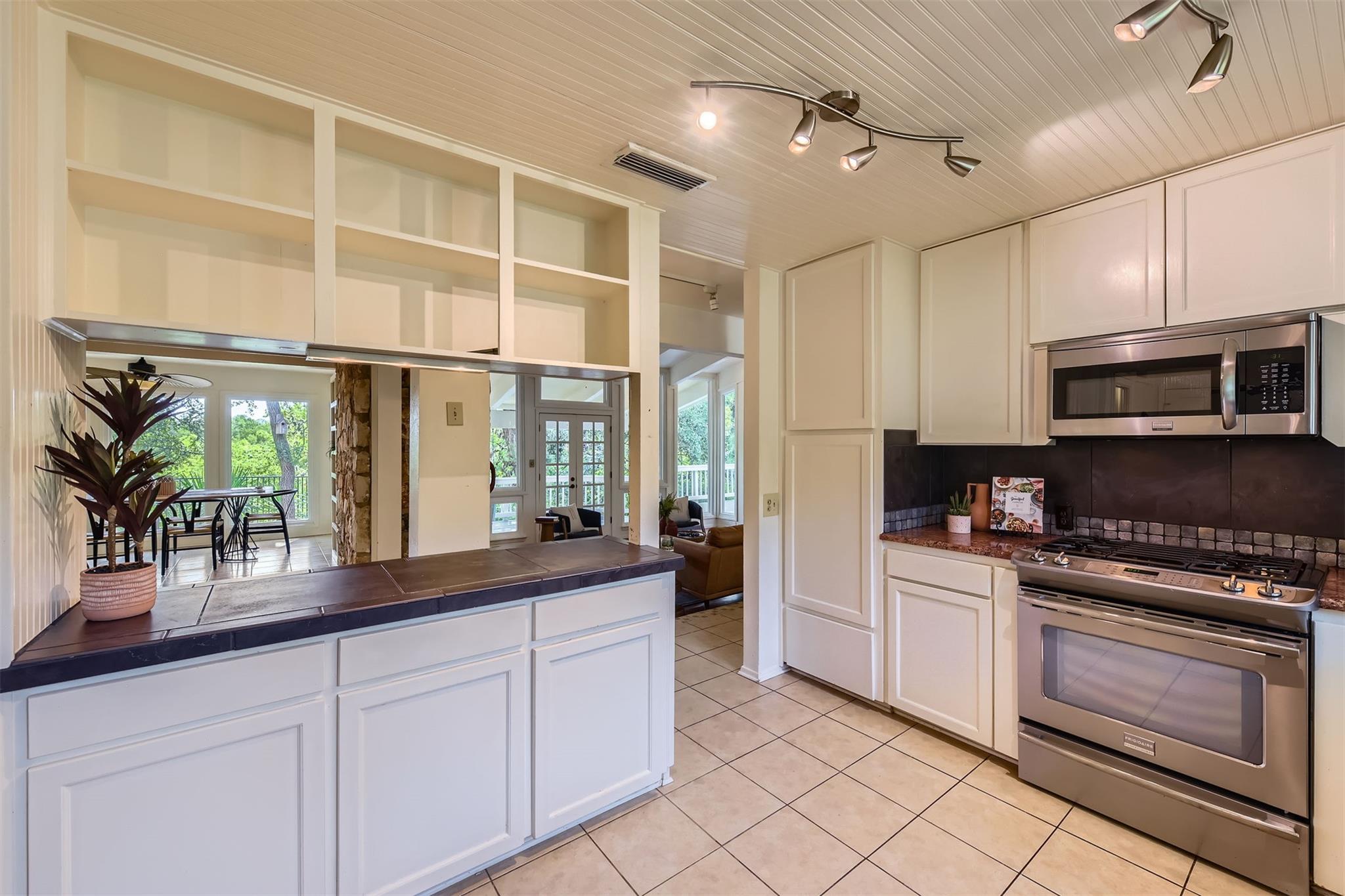 1901 Cresthaven DR