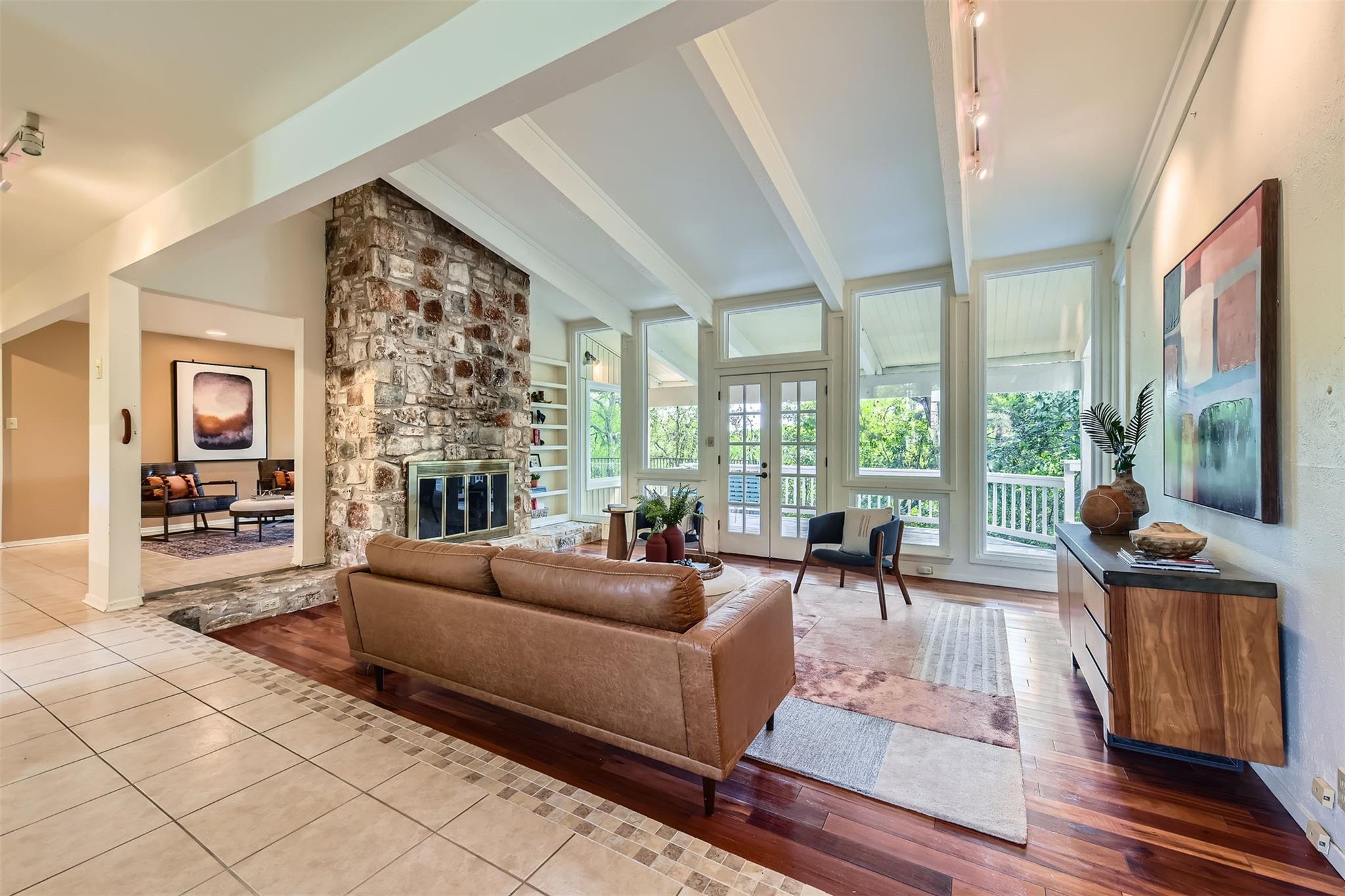1901 Cresthaven DR