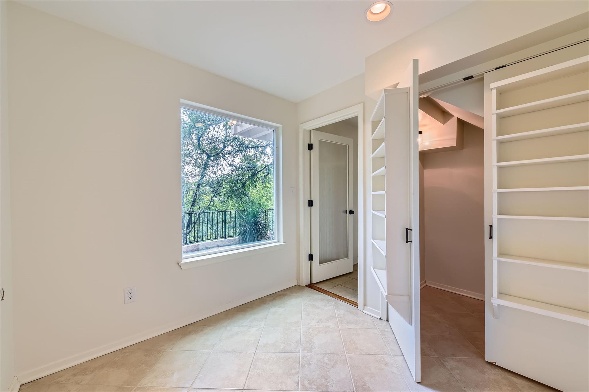 1901 Cresthaven DR