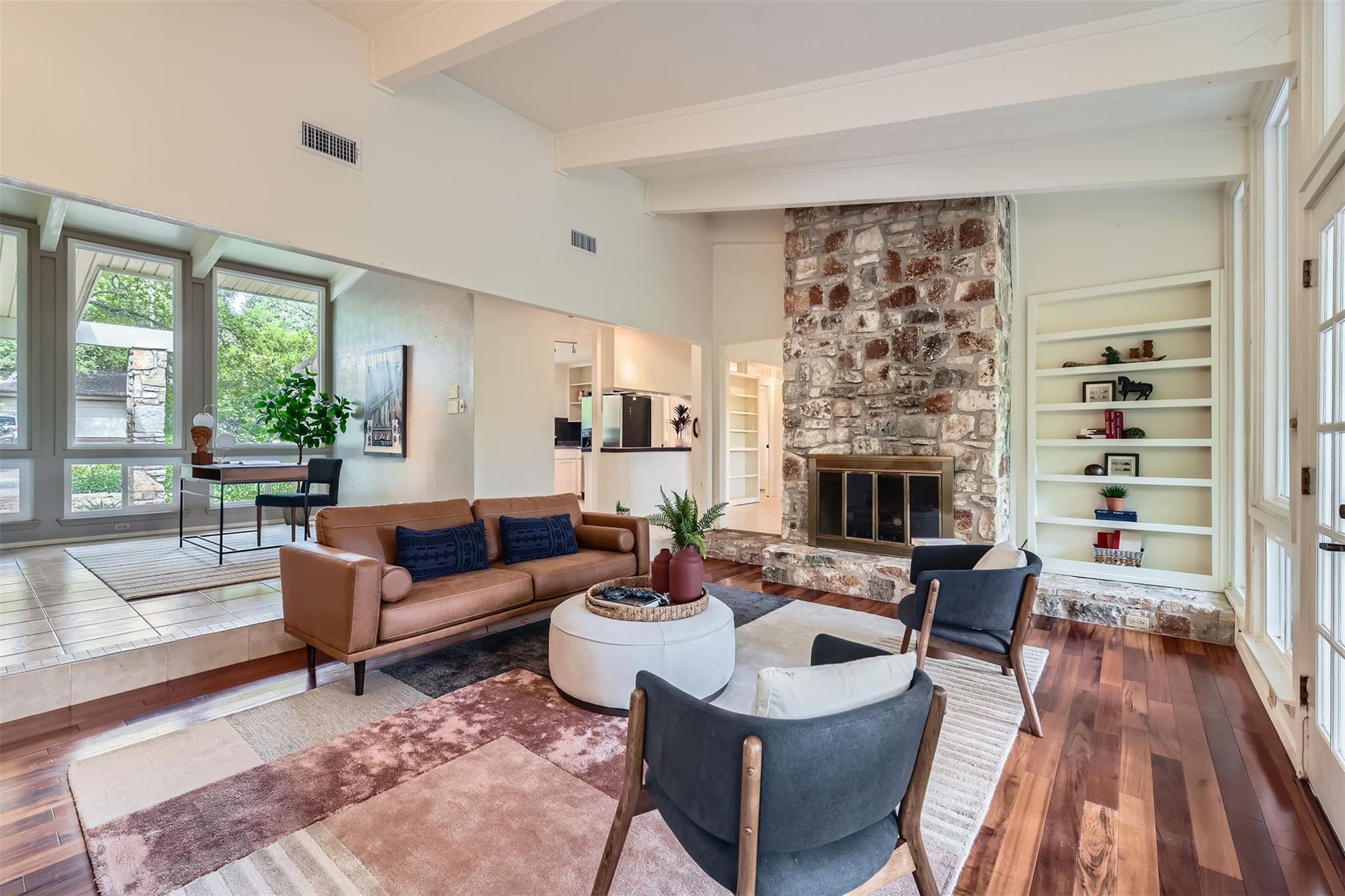 1901 Cresthaven DR
