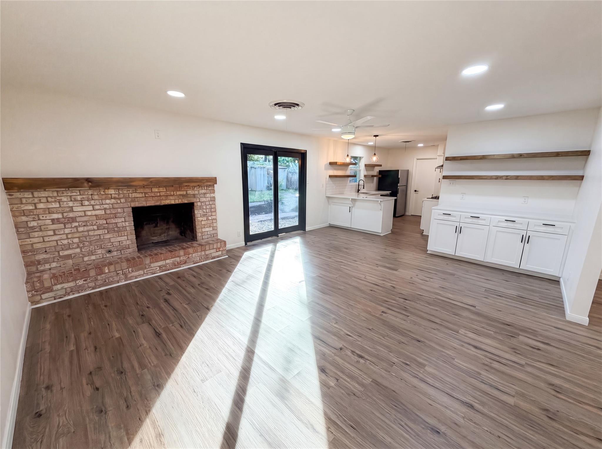 2609 Loyola LN