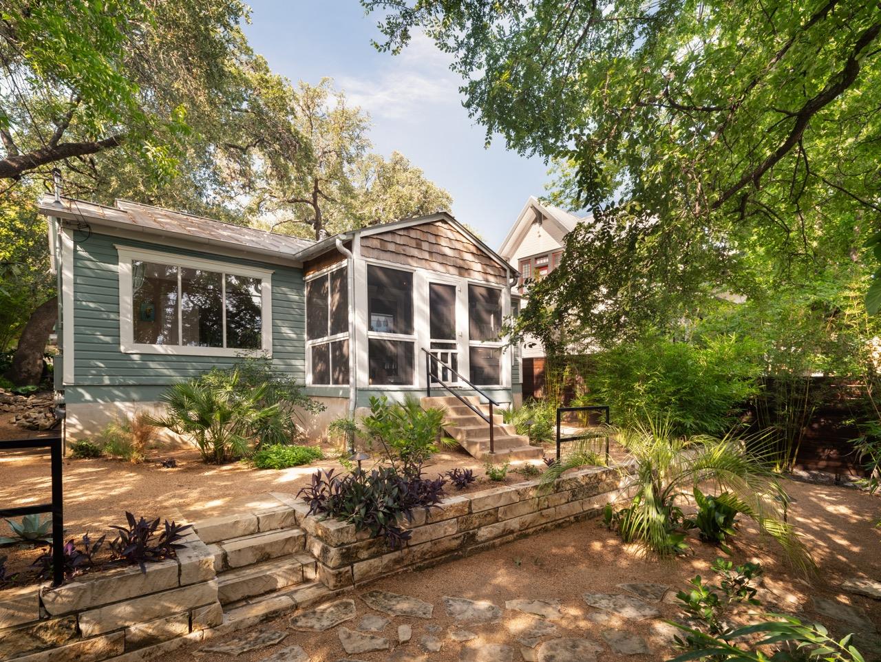 1005 E Riverside DR