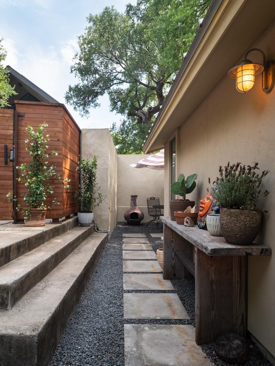 1005 E Riverside DR