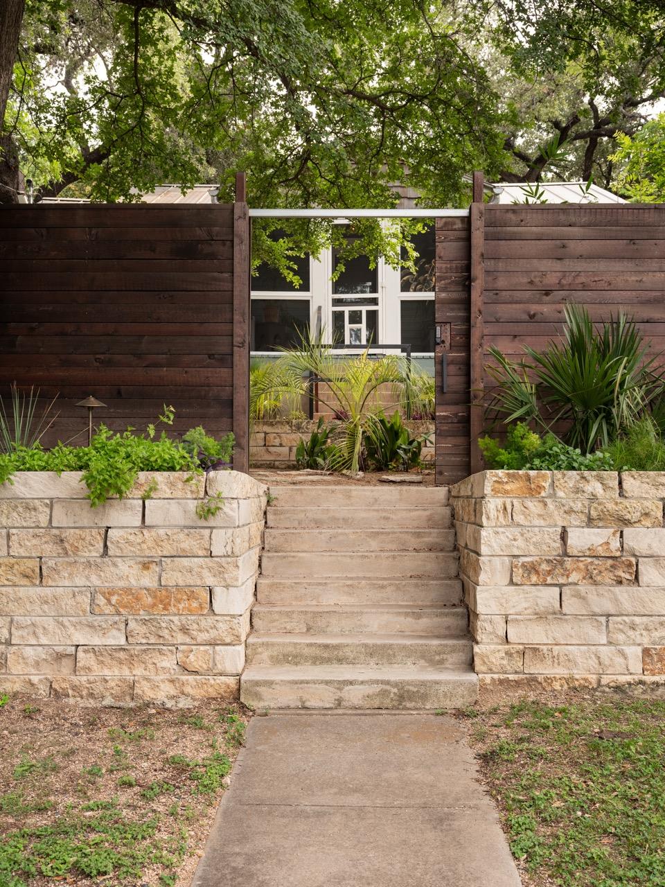 1005 E Riverside DR