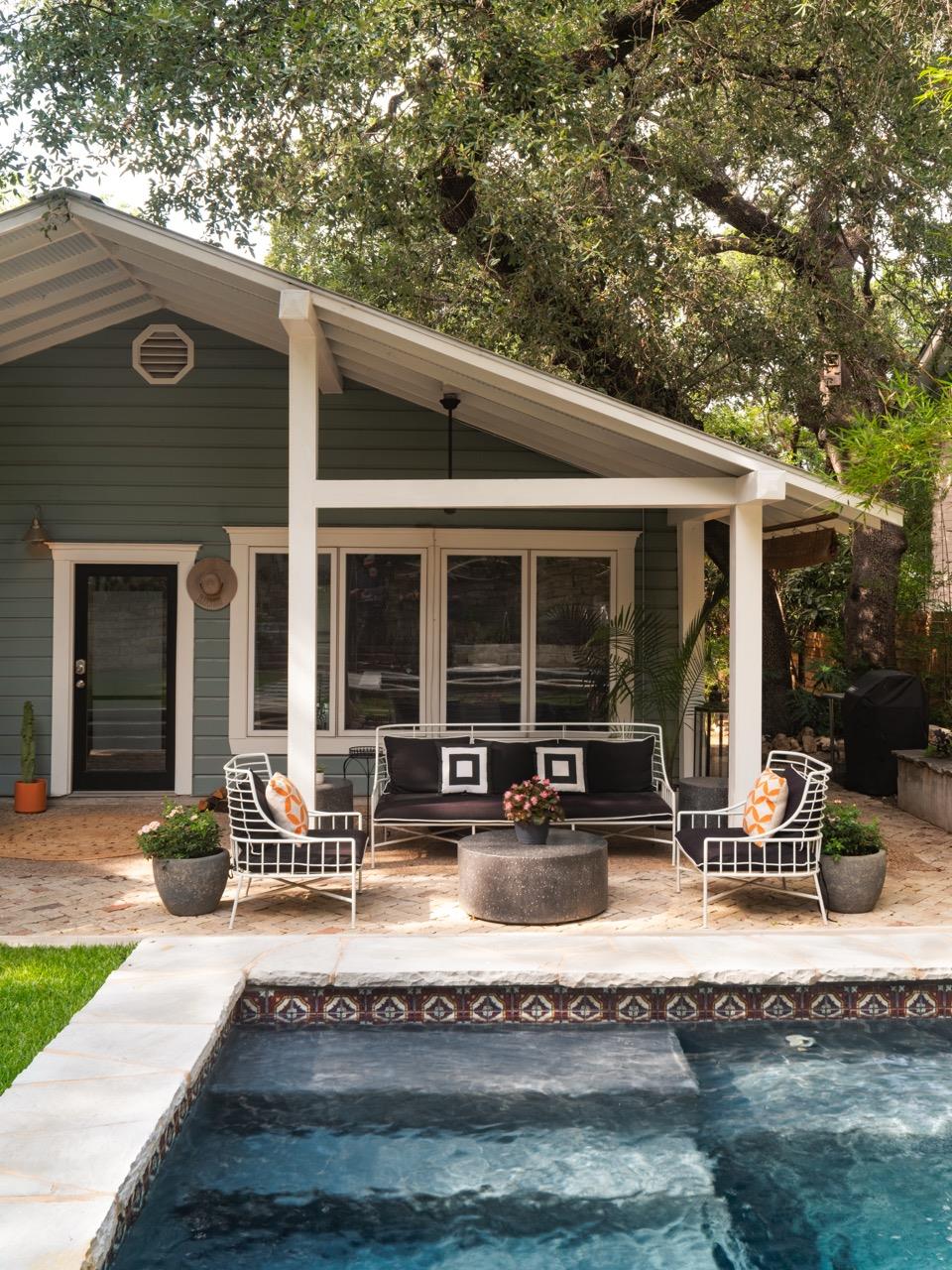 1005 E Riverside DR