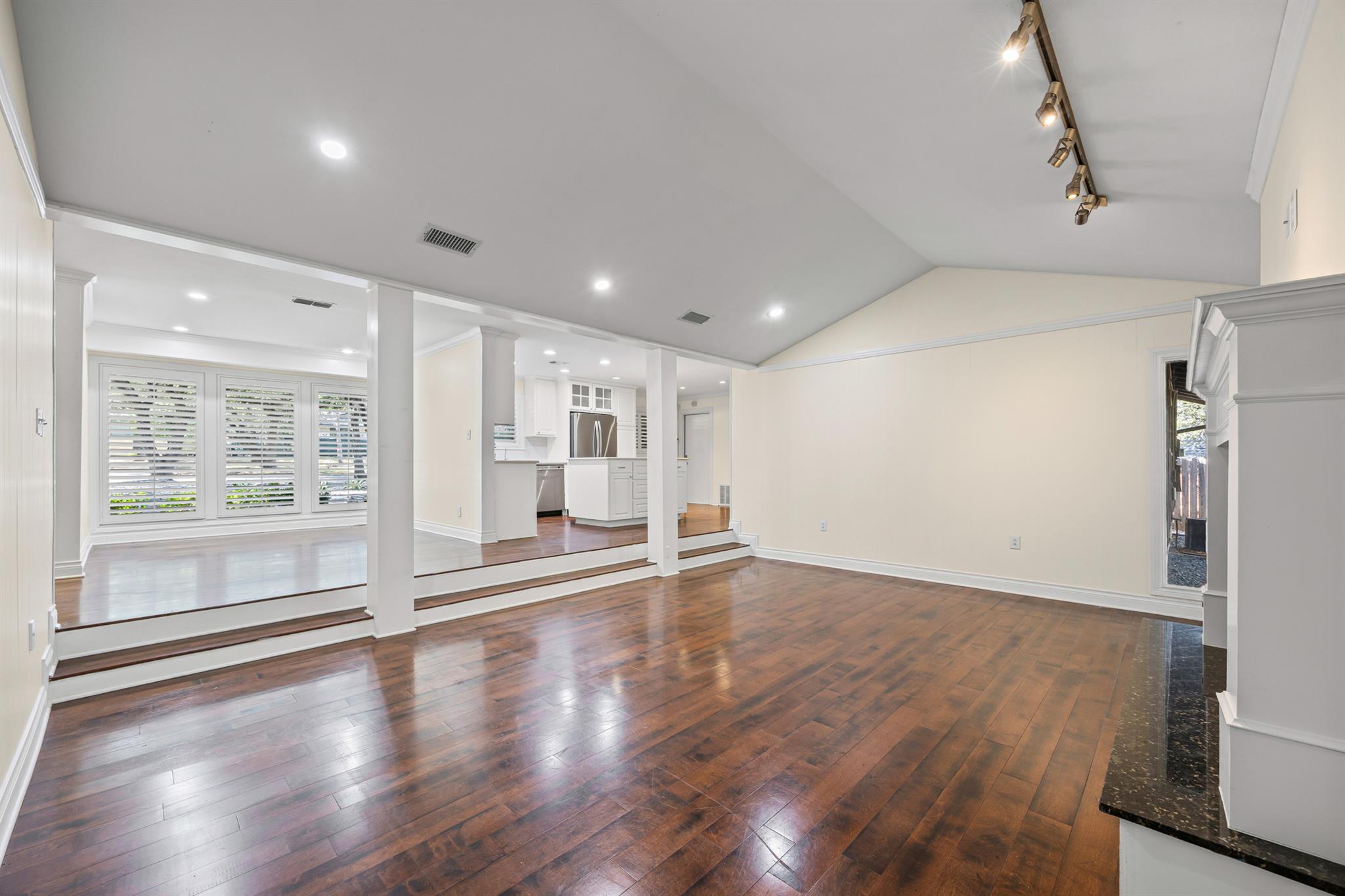 7103 Mesa DR