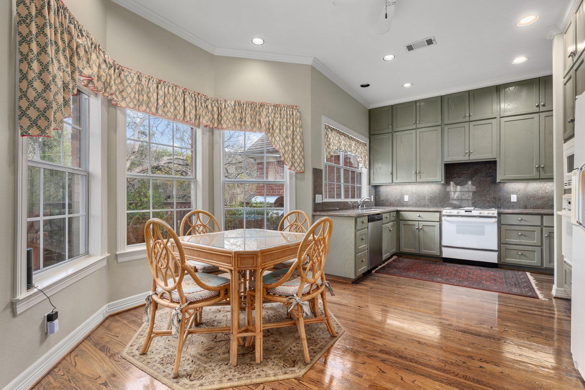 2716 Hillview Green LN