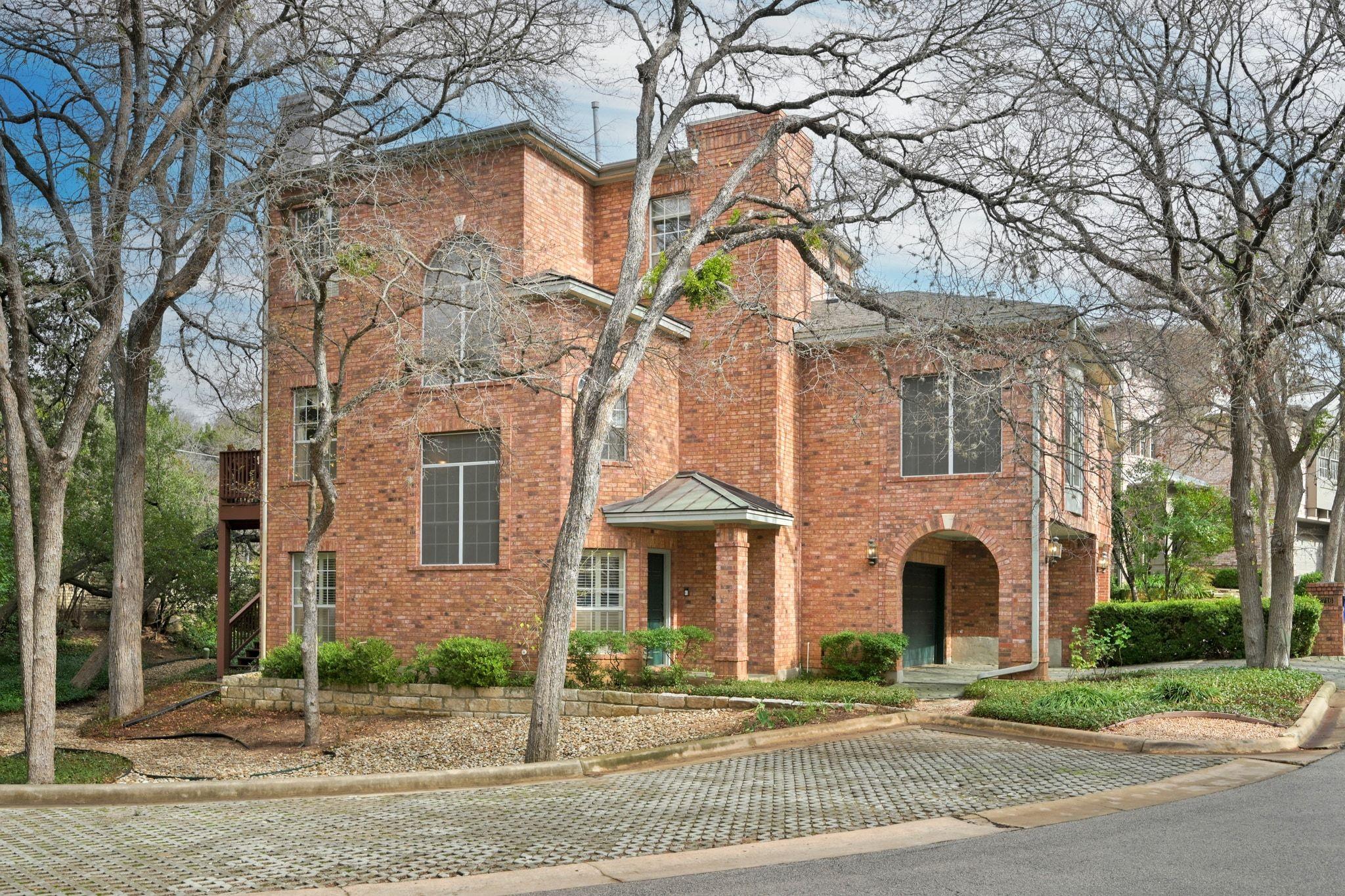 2716 Hillview Green LN