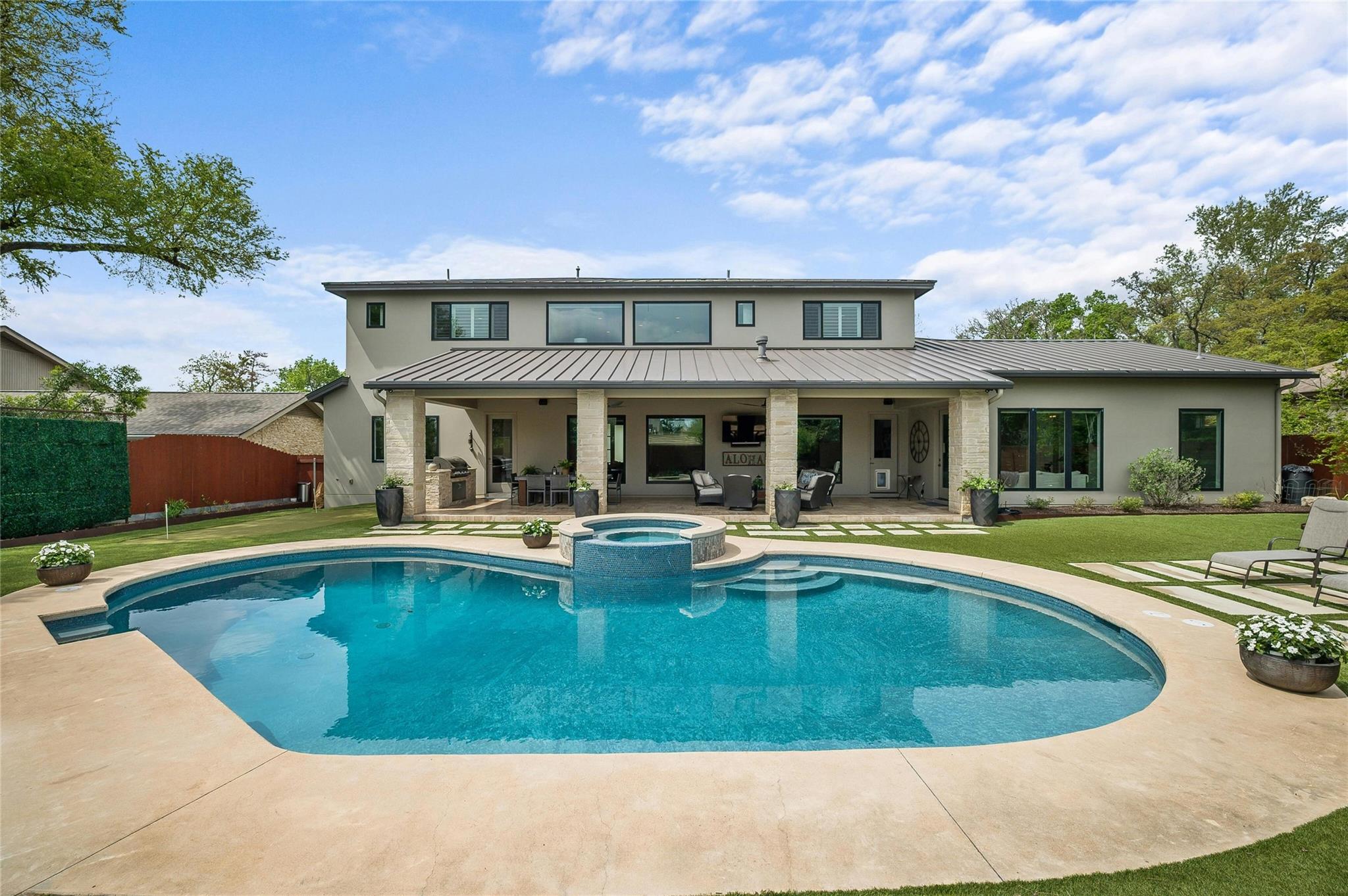 2201 Cypress PT W