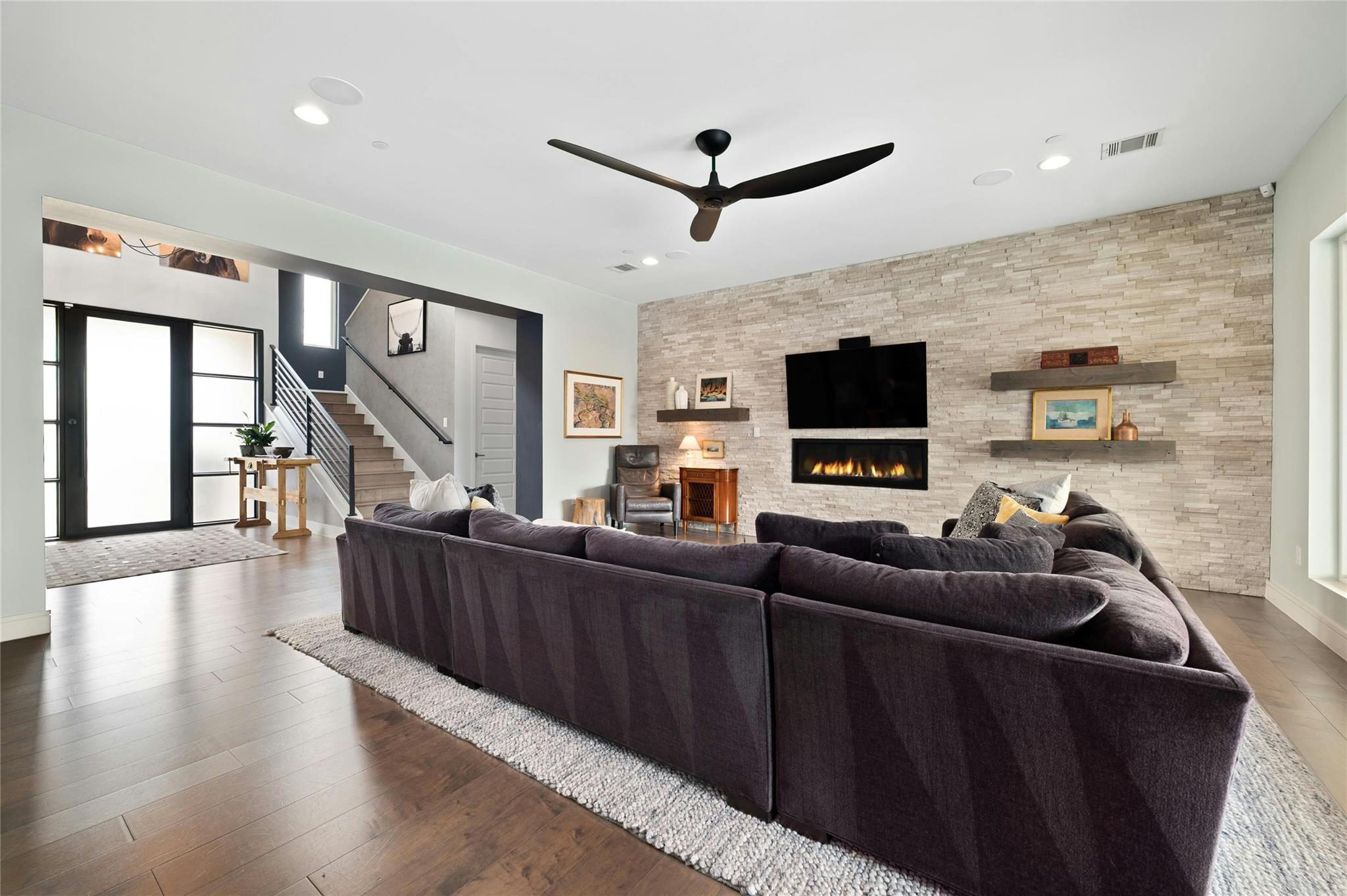 2201 Cypress PT W