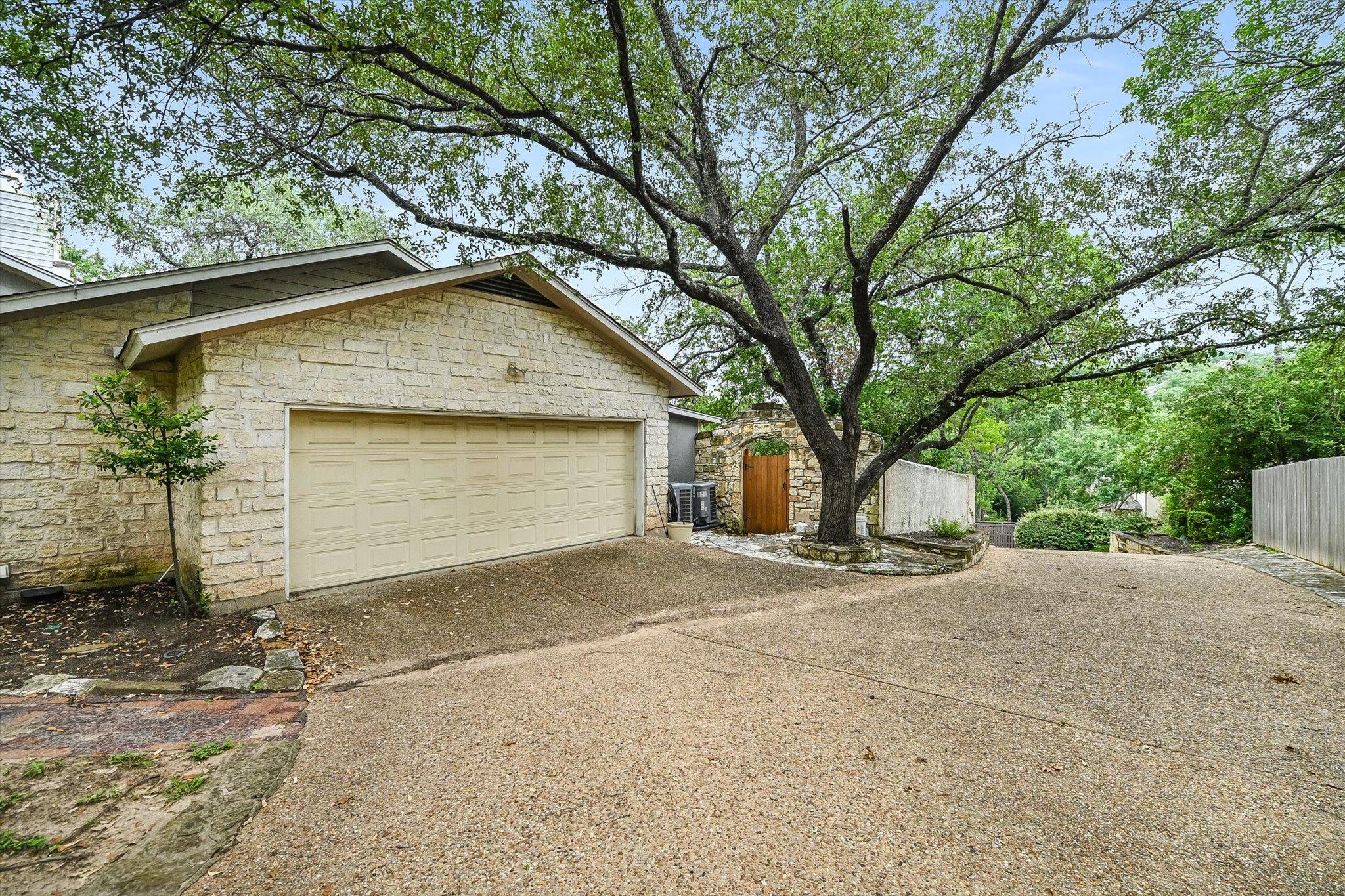 4242 Westlake DR