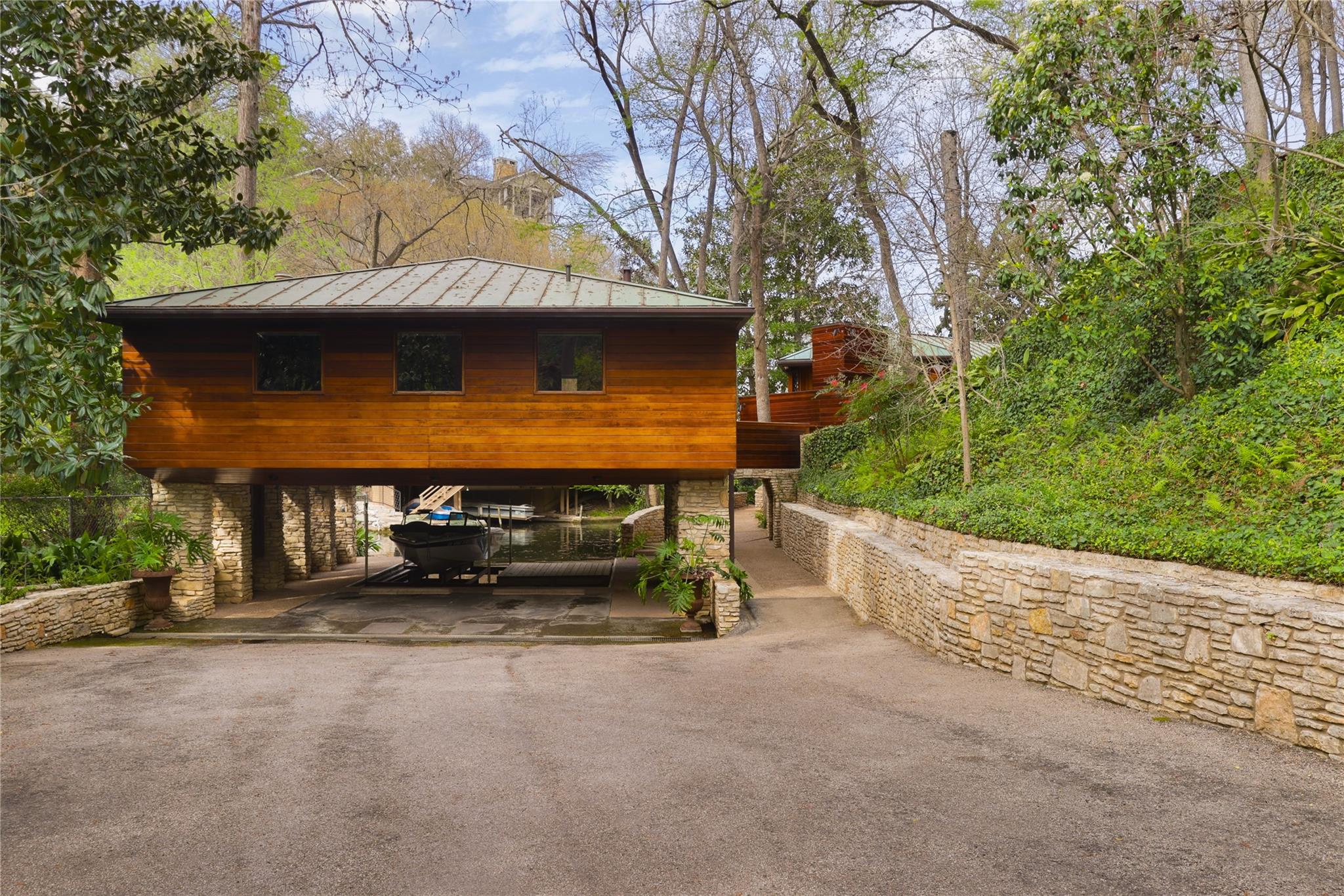 3925 Westlake DR